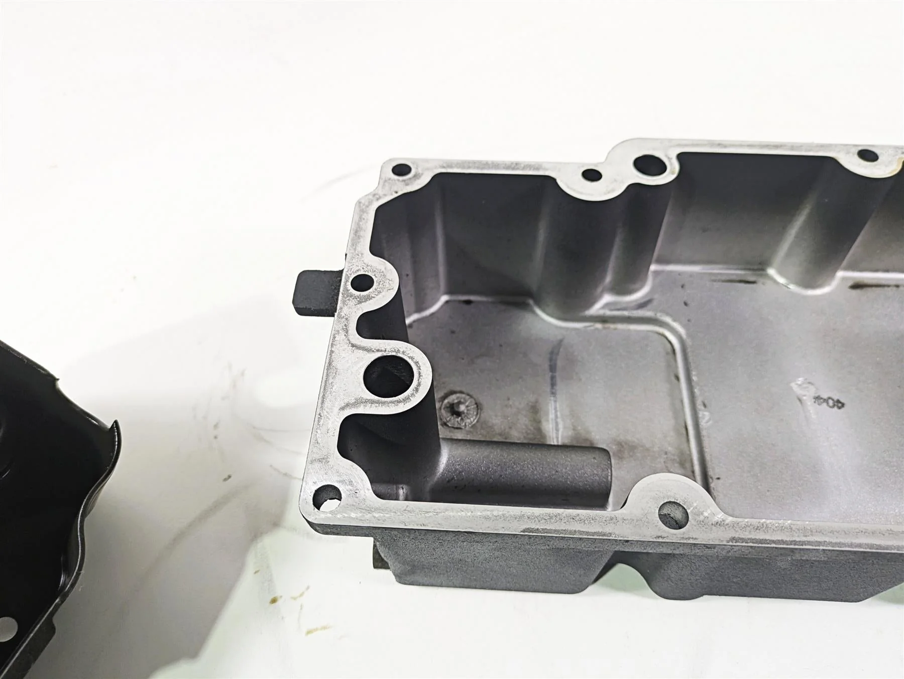 2005 Harley Touring FLHRI Road King Transmission Bottom Cover Oil Pan 62711-99 - Image 7