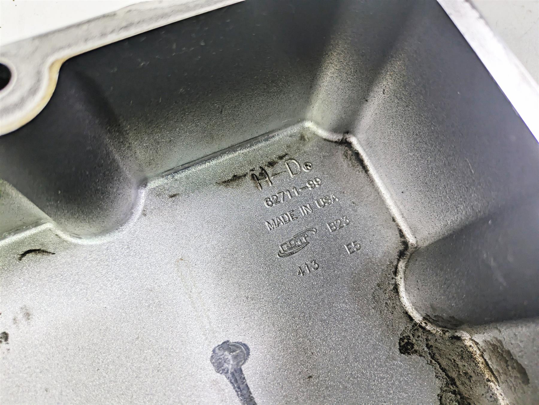2005 Harley Touring FLHRI Road King Transmission Bottom Cover Oil Pan 62711-99 - Image 9