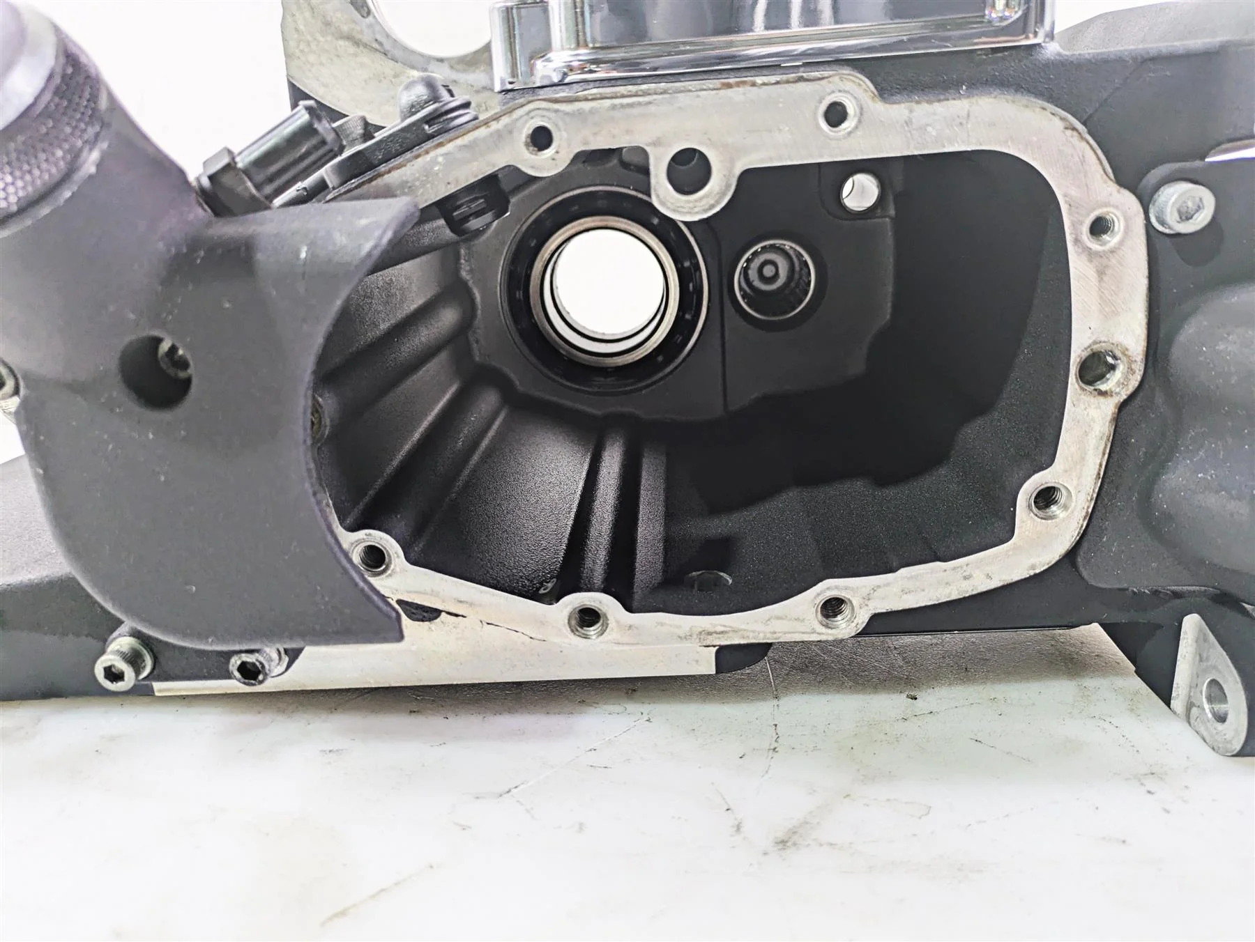 2005 Harley Touring FLHRI Road King Transmission Gear Box Case Cover 34740-02A - Image 7