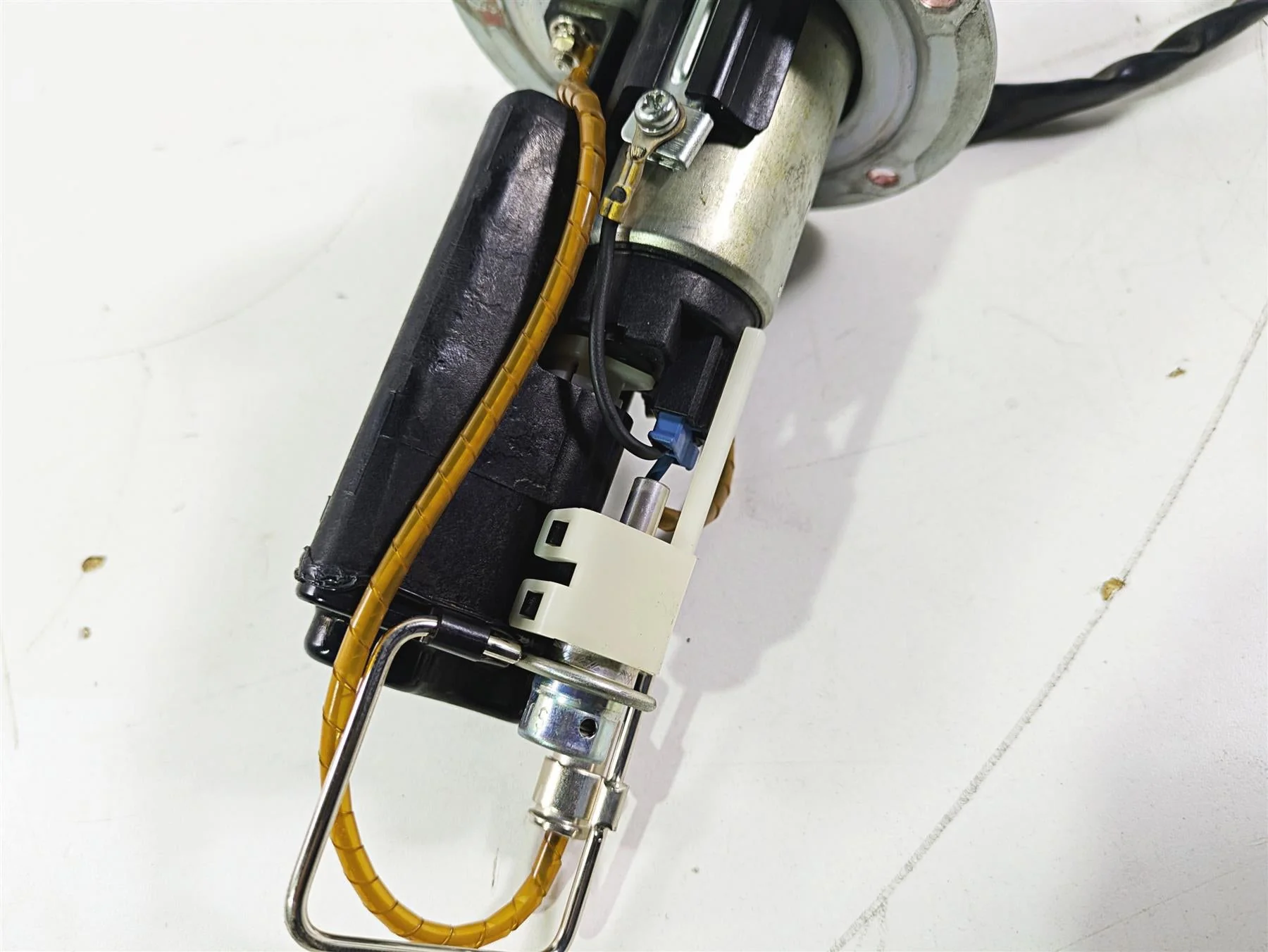 2005 Kawasaki ZX1000 ZX10R Ninja Fuel Gas Petrol Pump 49040-0004 - Image 8