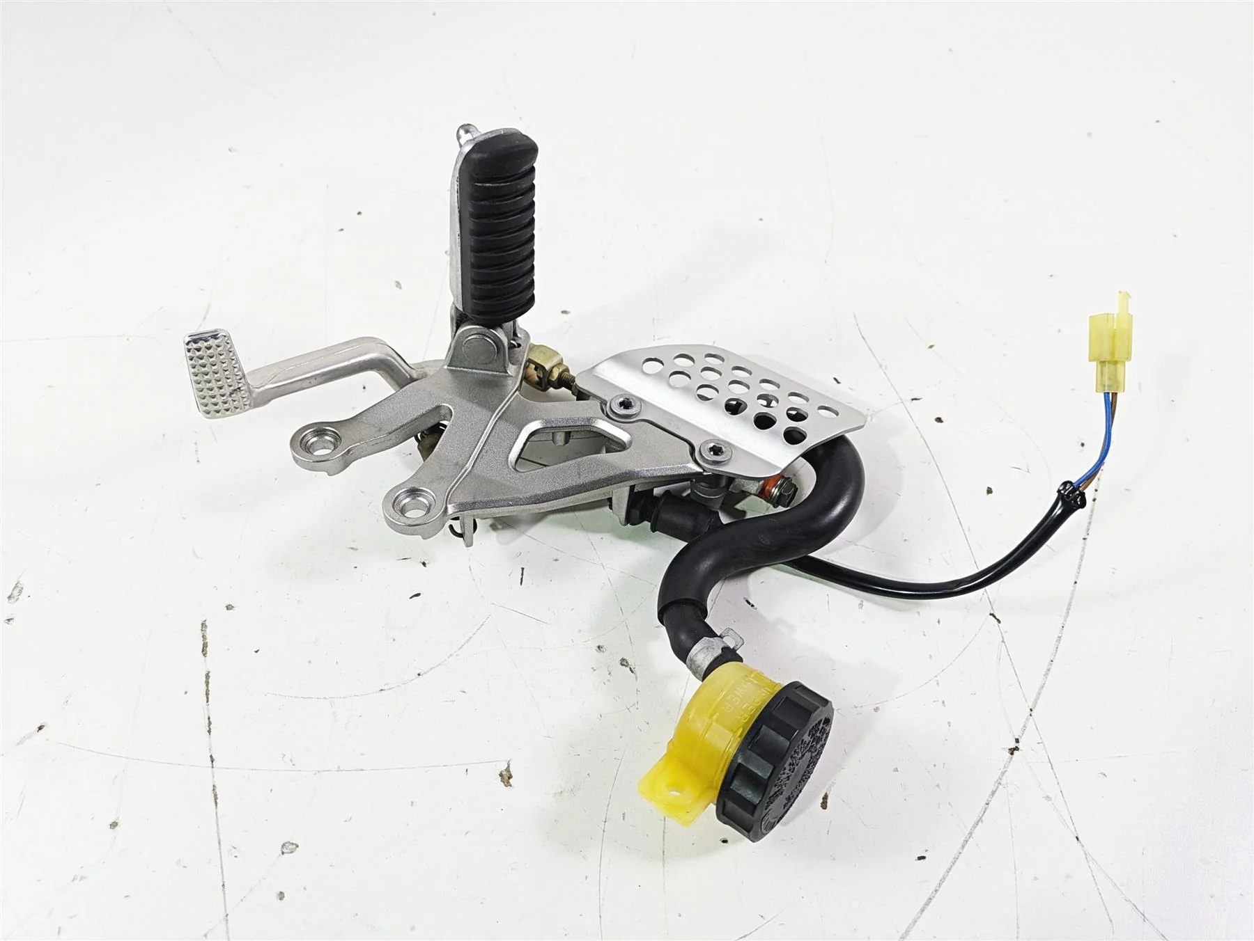 2005 Kawasaki ZX12R Ninja Right Footpeg & Brake Master Cylinder 35063-0069-458 - Image 3