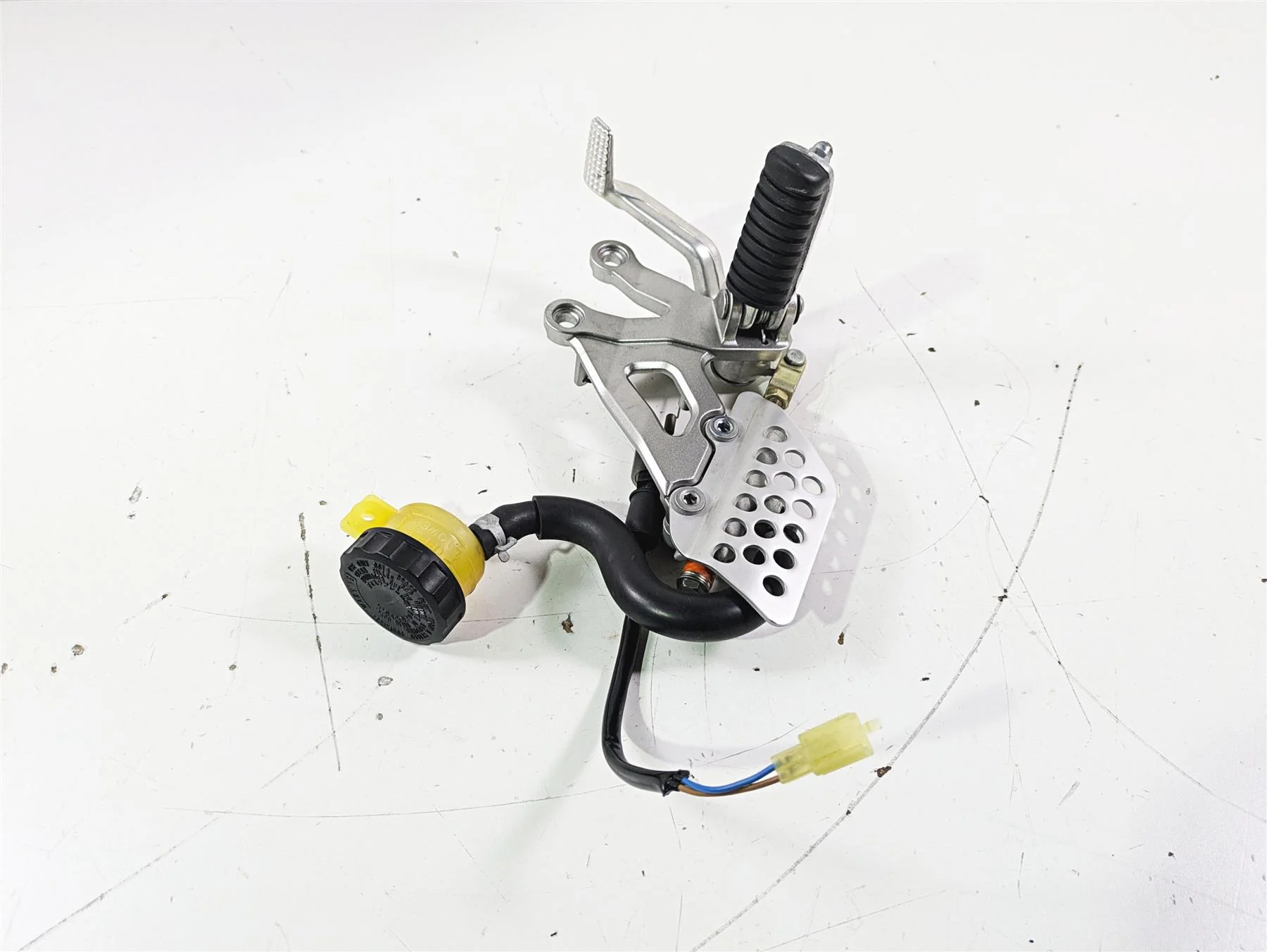 2005 Kawasaki ZX12R Ninja Right Footpeg & Brake Master Cylinder 35063-0069-458 - Image 4
