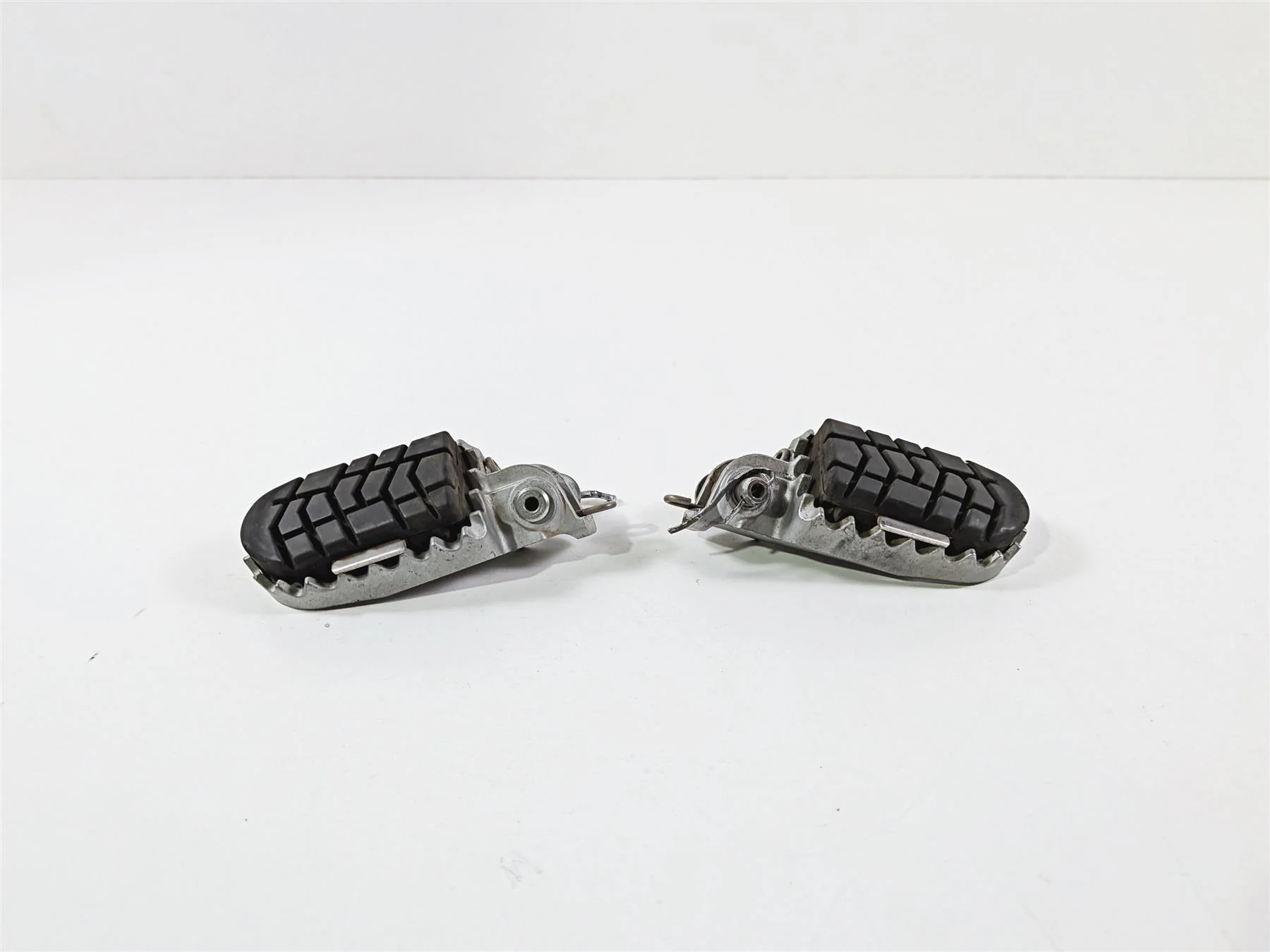 2005 KTM 950 LC8 Adventure Front Rider Foot Peg Rest Set 59003040250 78003041050 - Image 2