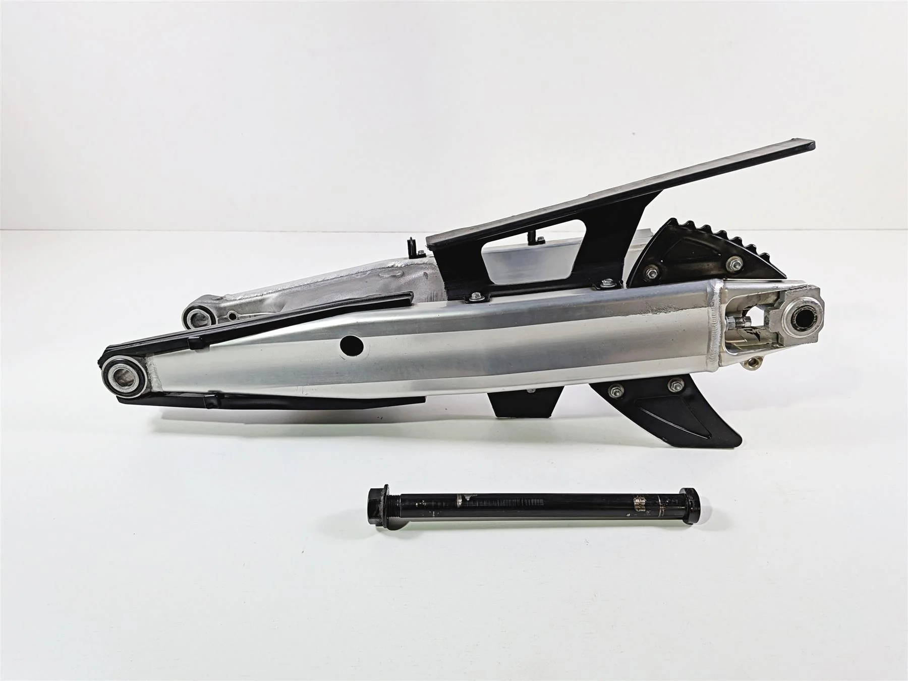 2005 KTM 950 LC8 Adventure Rear Swingarm Fork & Axle Set 60004030044 - Image 4