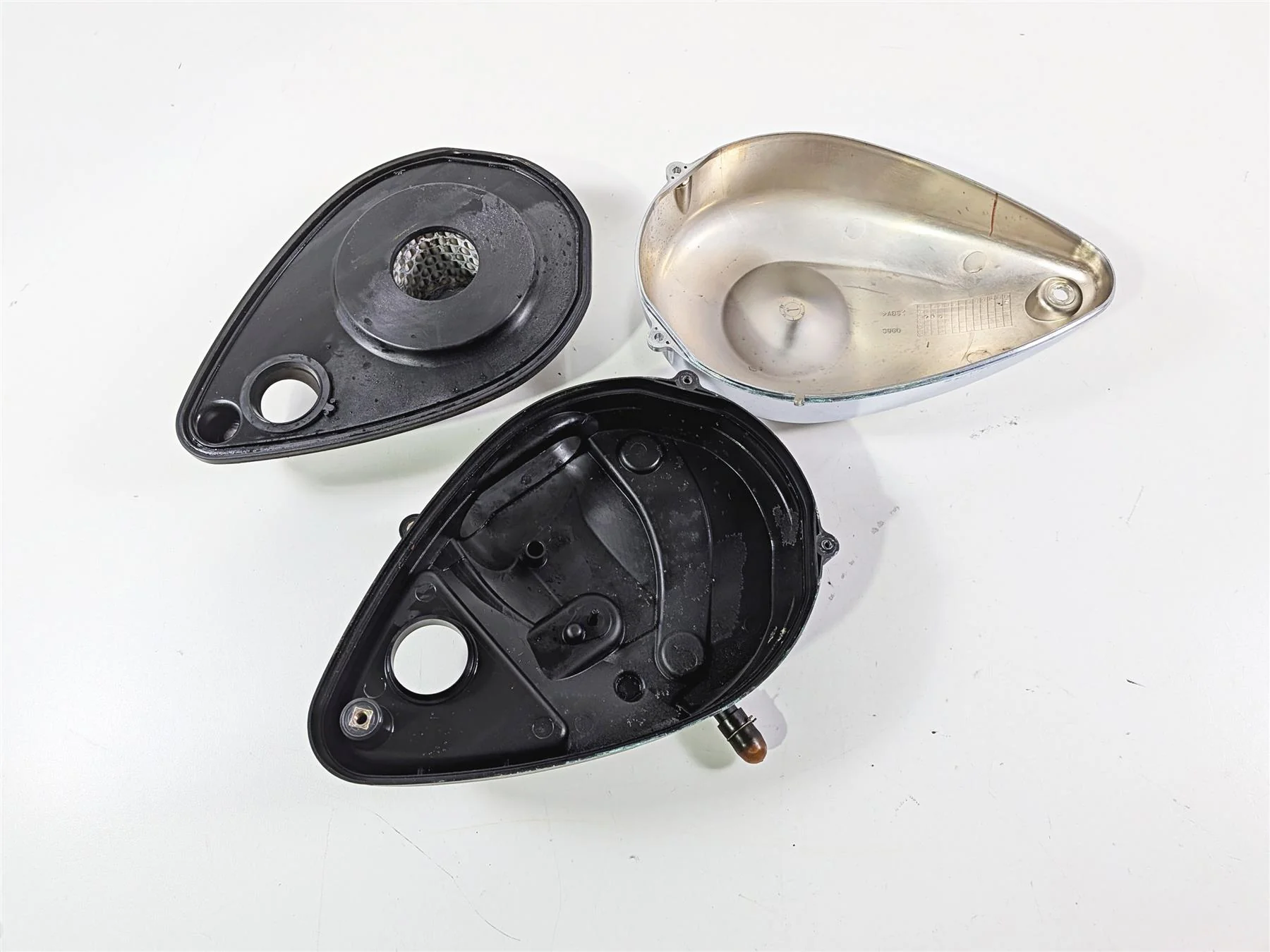 2005 Suzuki VZ800 M50 Boulevard Air Cleaner Case & Chrome Cover 13701-39G01 - Image 2