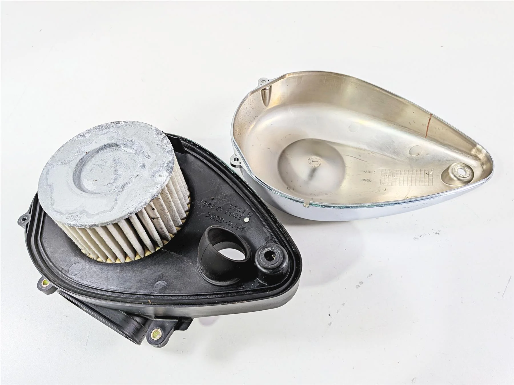2005 Suzuki VZ800 M50 Boulevard Air Cleaner Case & Chrome Cover 13701-39G01 - Image 3