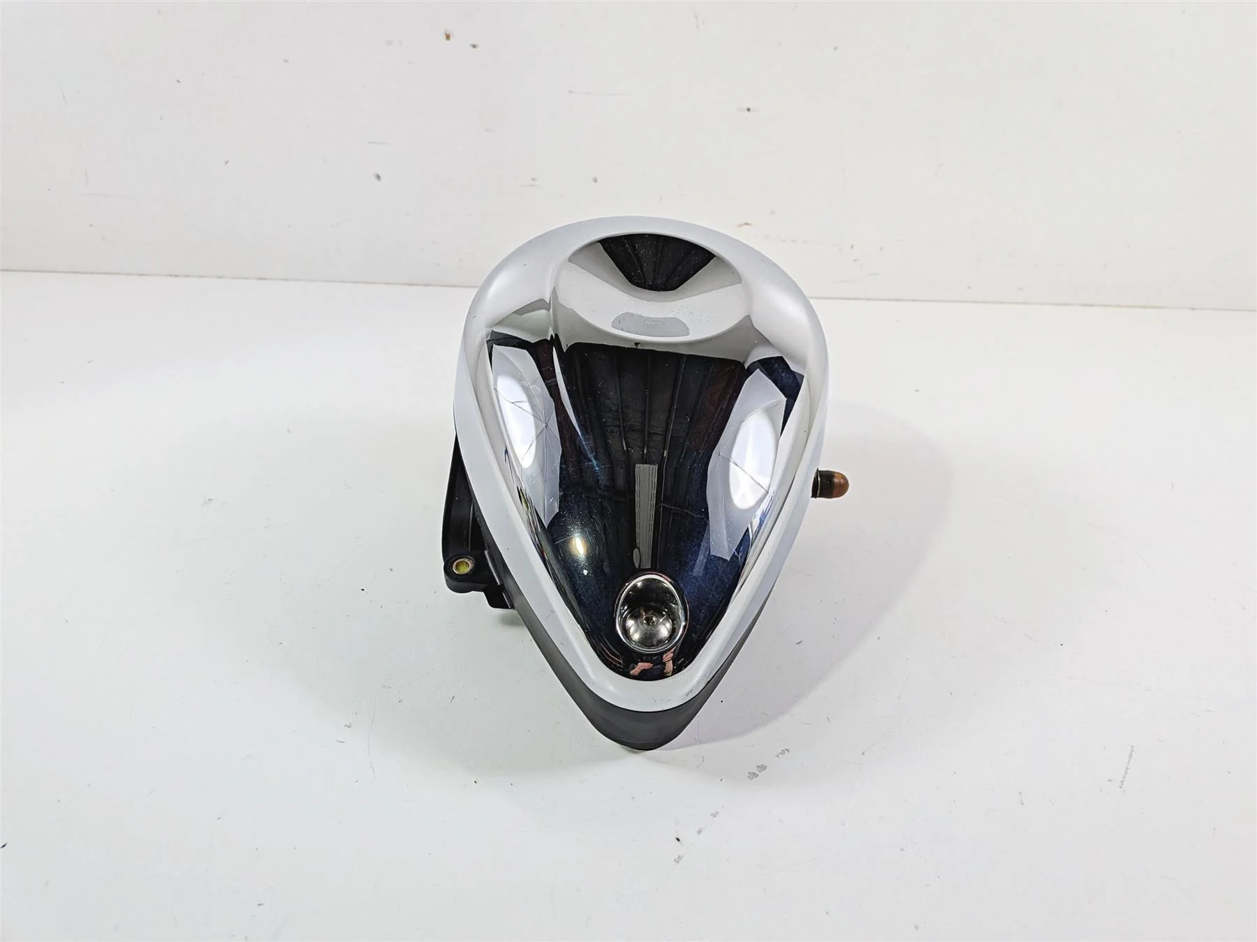 2005 Suzuki VZ800 M50 Boulevard Air Cleaner Case & Chrome Cover 13701-39G01 - Image 7