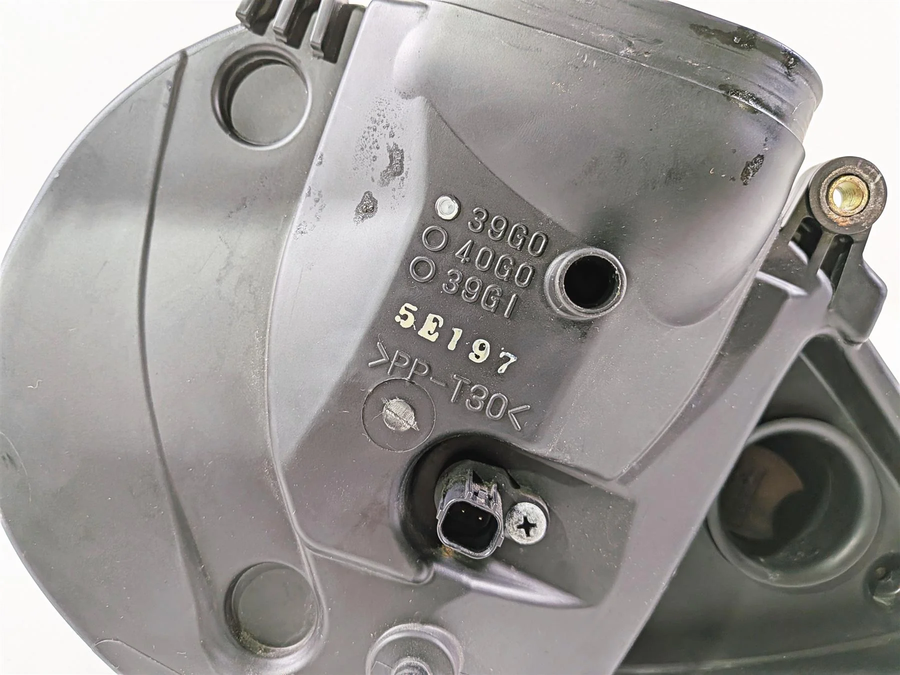 2005 Suzuki VZ800 M50 Boulevard Air Cleaner Case & Chrome Cover 13701-39G01 - Image 9