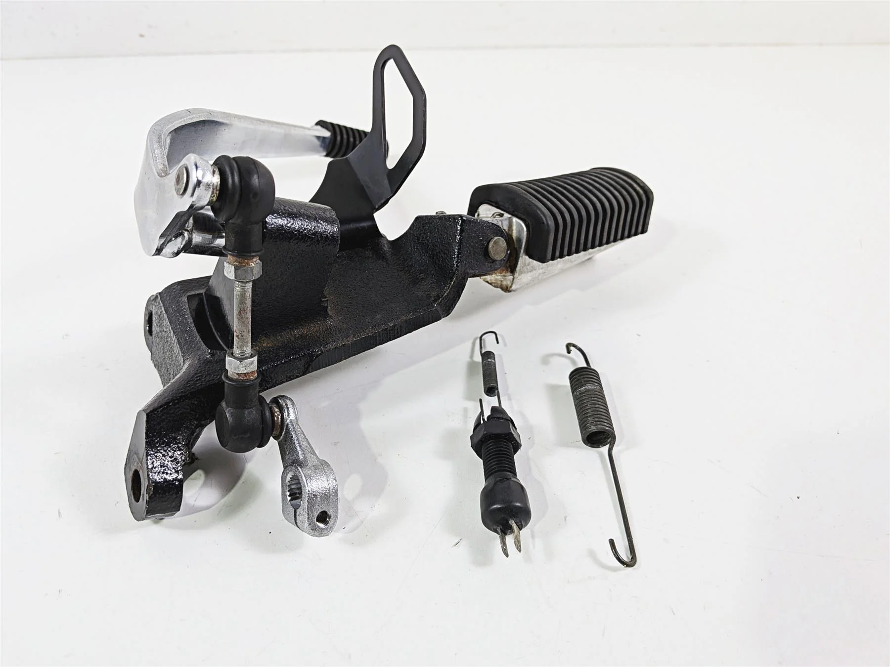 2005 Suzuki VZ800 M50 Boulevard Left Footpeg + Shifter Lever & Parts 43521-41F01 - Image 12