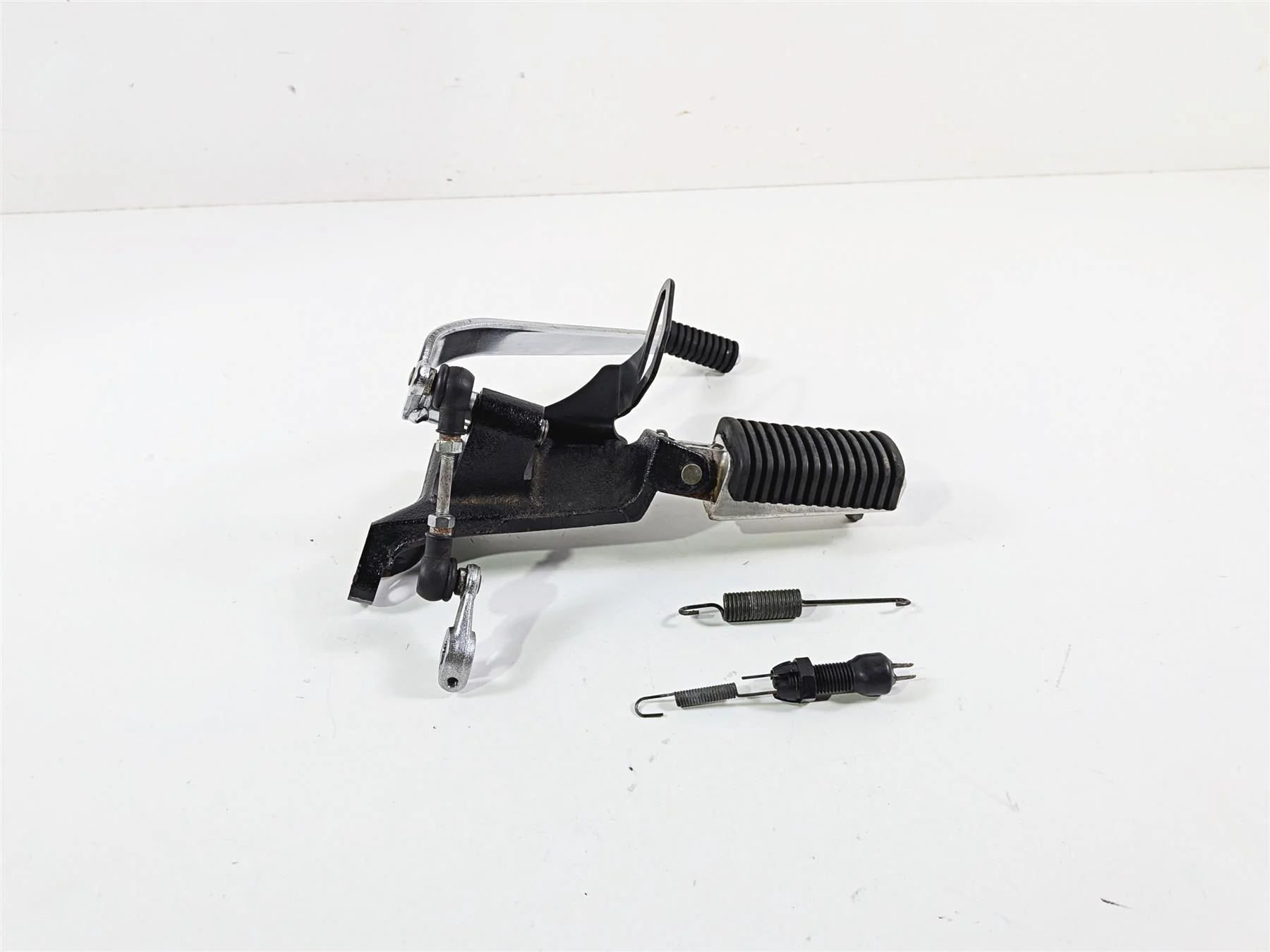 2005 Suzuki VZ800 M50 Boulevard Left Footpeg + Shifter Lever & Parts 43521-41F01 - Image 2