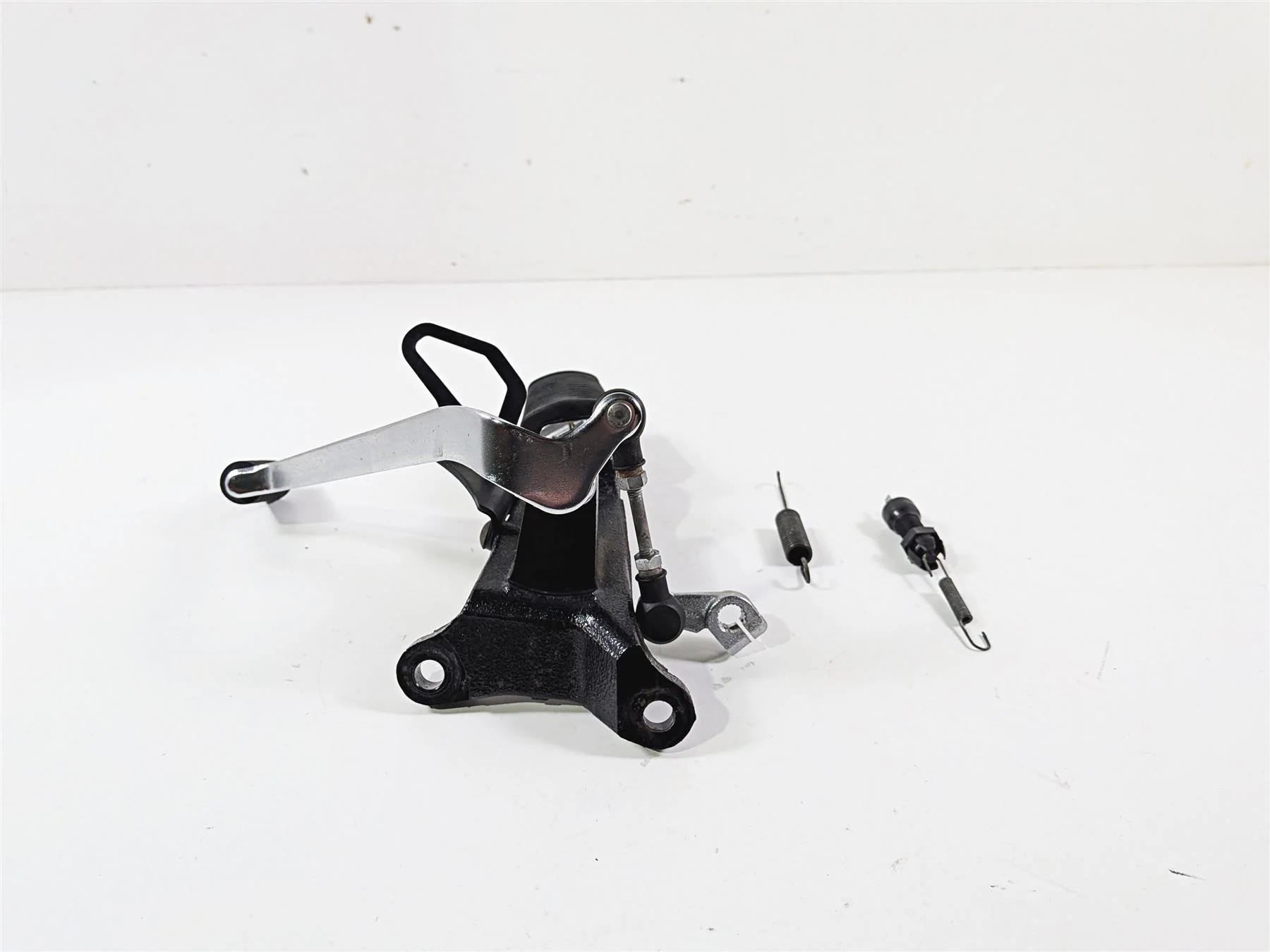 2005 Suzuki VZ800 M50 Boulevard Left Footpeg + Shifter Lever & Parts 43521-41F01 - Image 3
