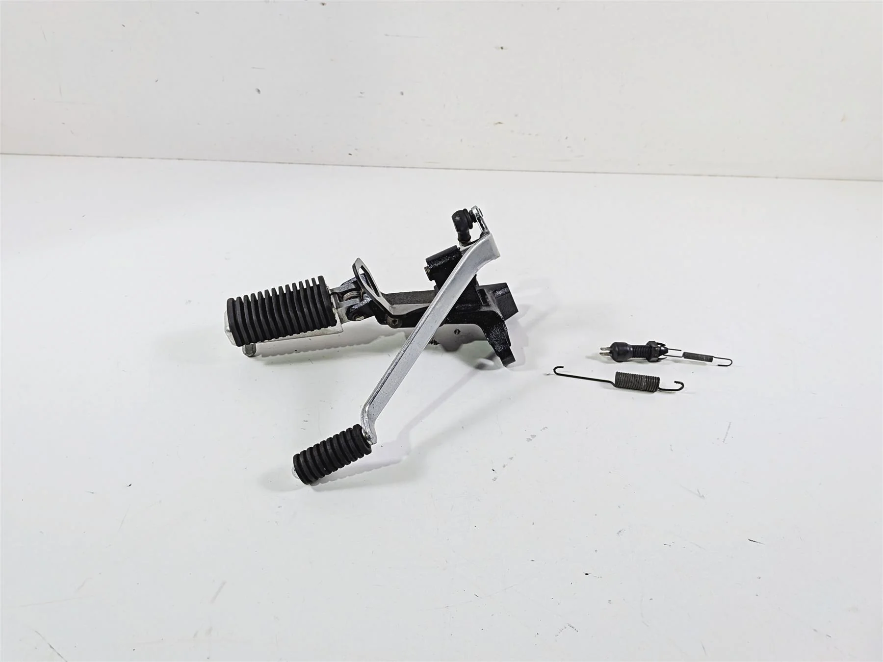 2005 Suzuki VZ800 M50 Boulevard Left Footpeg + Shifter Lever & Parts 43521-41F01 - Image 4