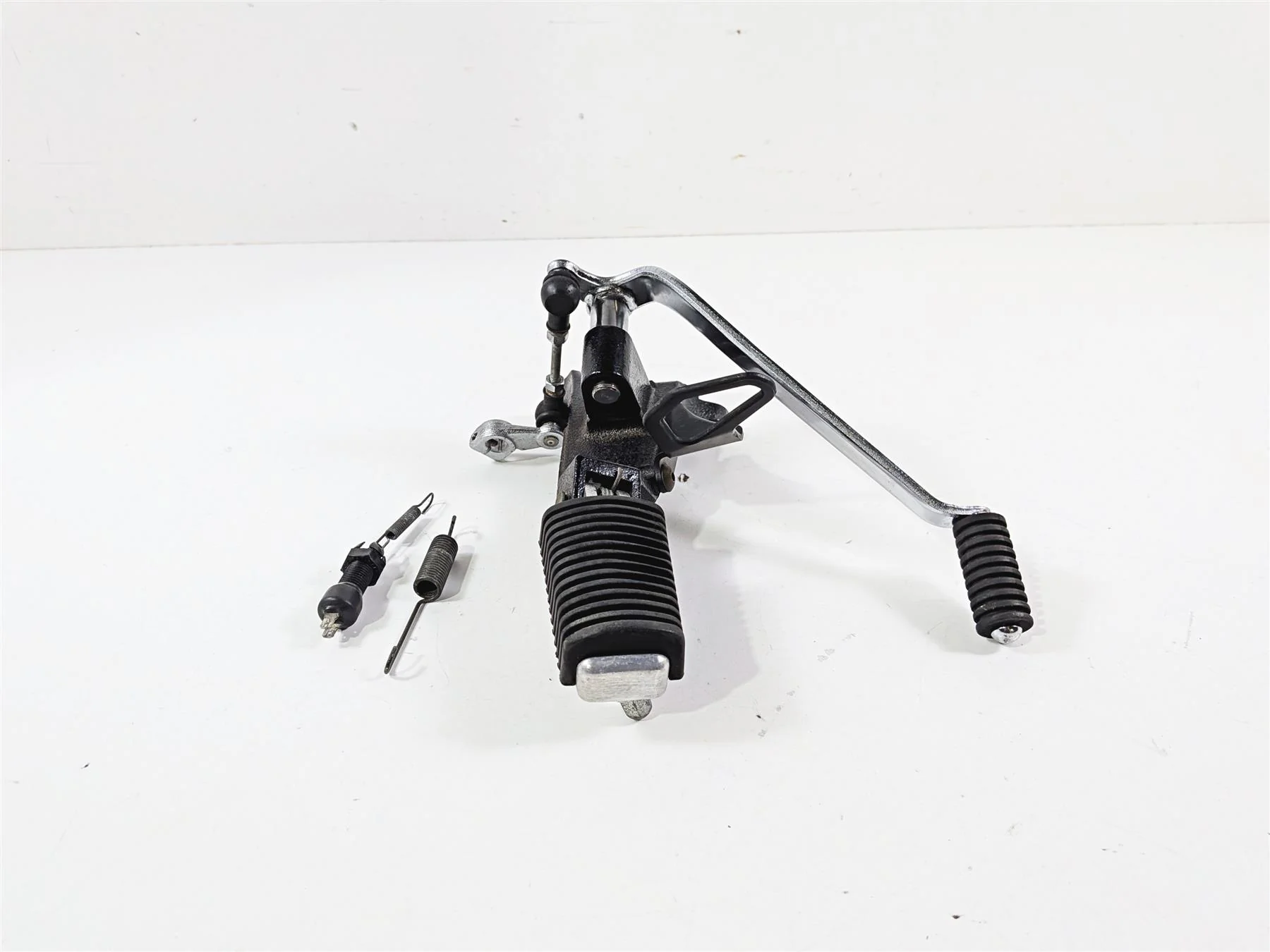 2005 Suzuki VZ800 M50 Boulevard Left Footpeg + Shifter Lever & Parts 43521-41F01 - Image 5