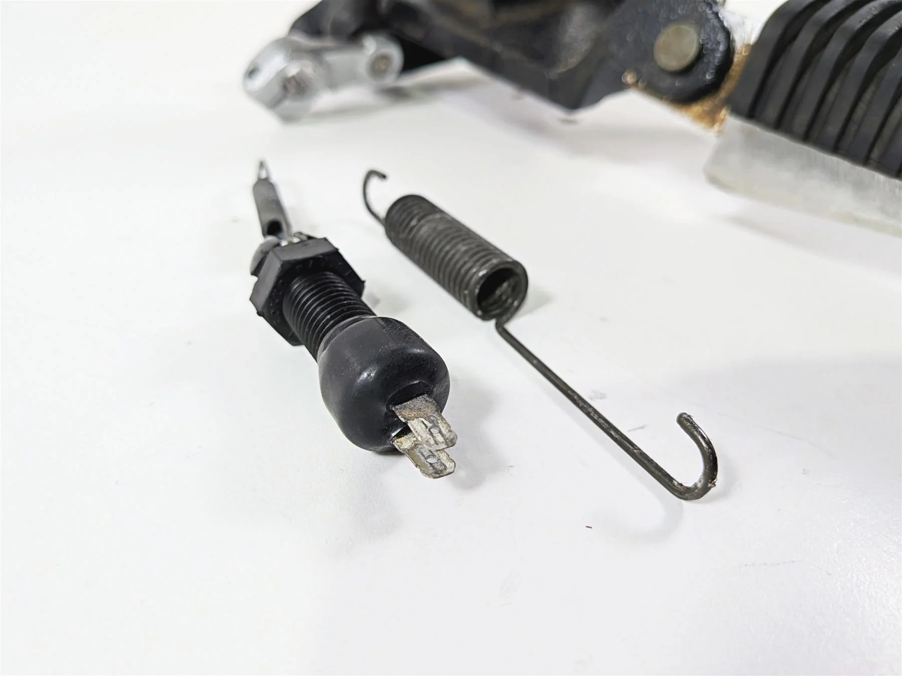 2005 Suzuki VZ800 M50 Boulevard Left Footpeg + Shifter Lever & Parts 43521-41F01 - Image 6