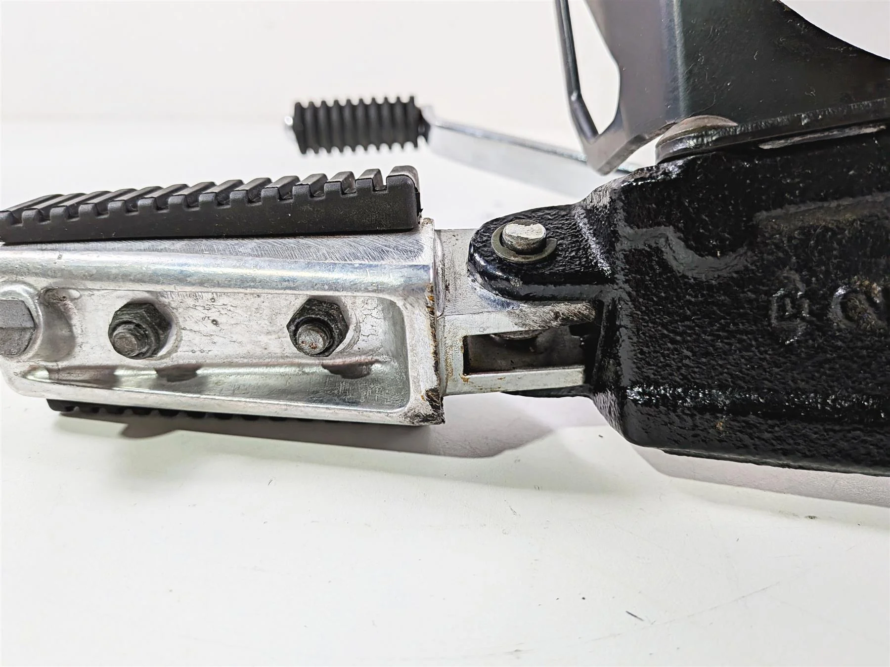 2005 Suzuki VZ800 M50 Boulevard Left Footpeg + Shifter Lever & Parts 43521-41F01 - Image 8