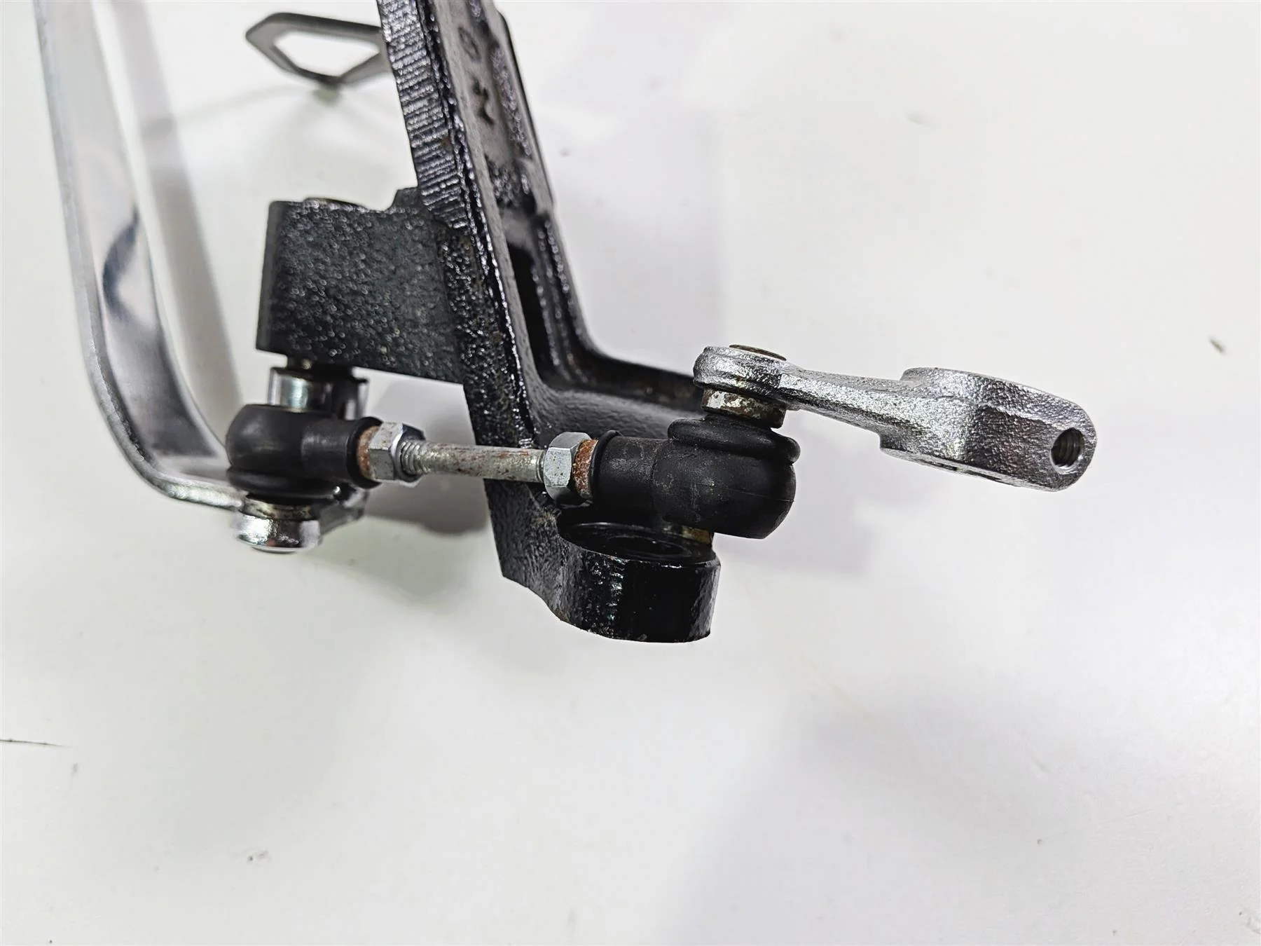 2005 Suzuki VZ800 M50 Boulevard Left Footpeg + Shifter Lever & Parts 43521-41F01 - Image 9