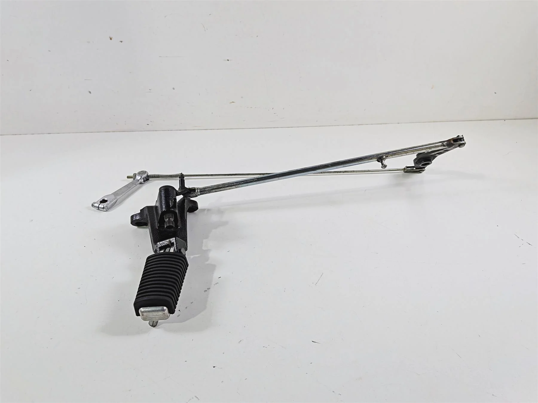 2005 Suzuki VZ800 M50 Boulevard Right Footpeg + Brake Links Set 43511-41F00 - Image 2