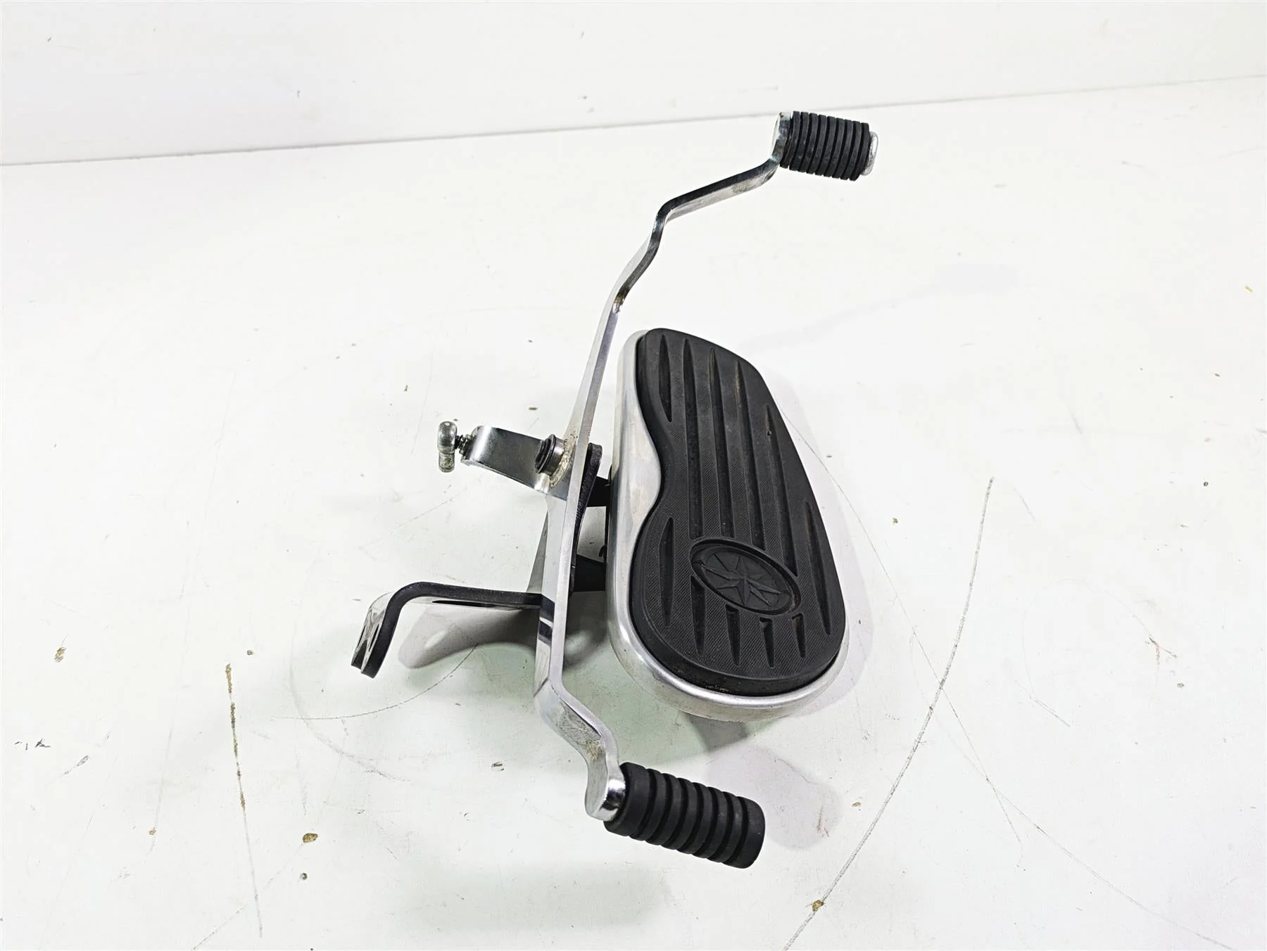 2005 Yamaha XVS650 V-Star Left Floor Board & Shifter - READ 5BN-27412-03-00 - Image 4