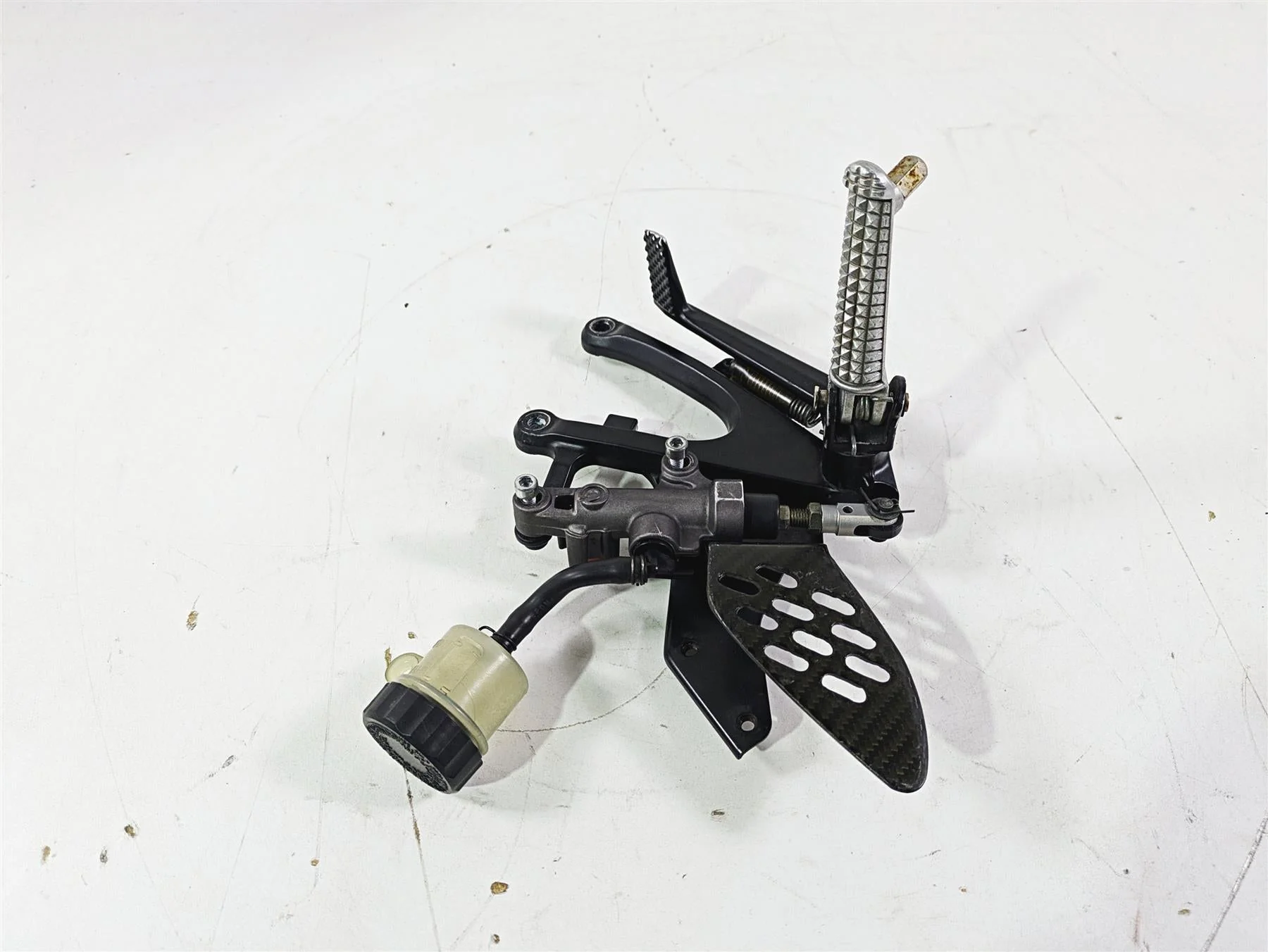 2005 Yamaha YZFR1 YZF R1 Right Footpeg & Master Cylinder Set 5VY-27443-01 - Image 3