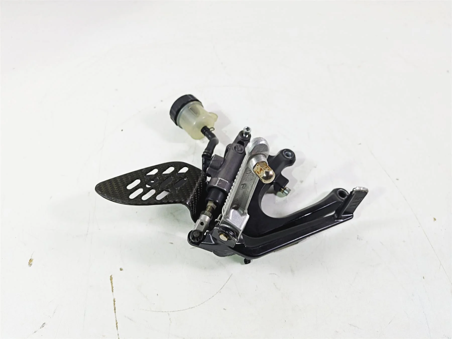 2005 Yamaha YZFR1 YZF R1 Right Footpeg & Master Cylinder Set 5VY-27443-01 - Image 4
