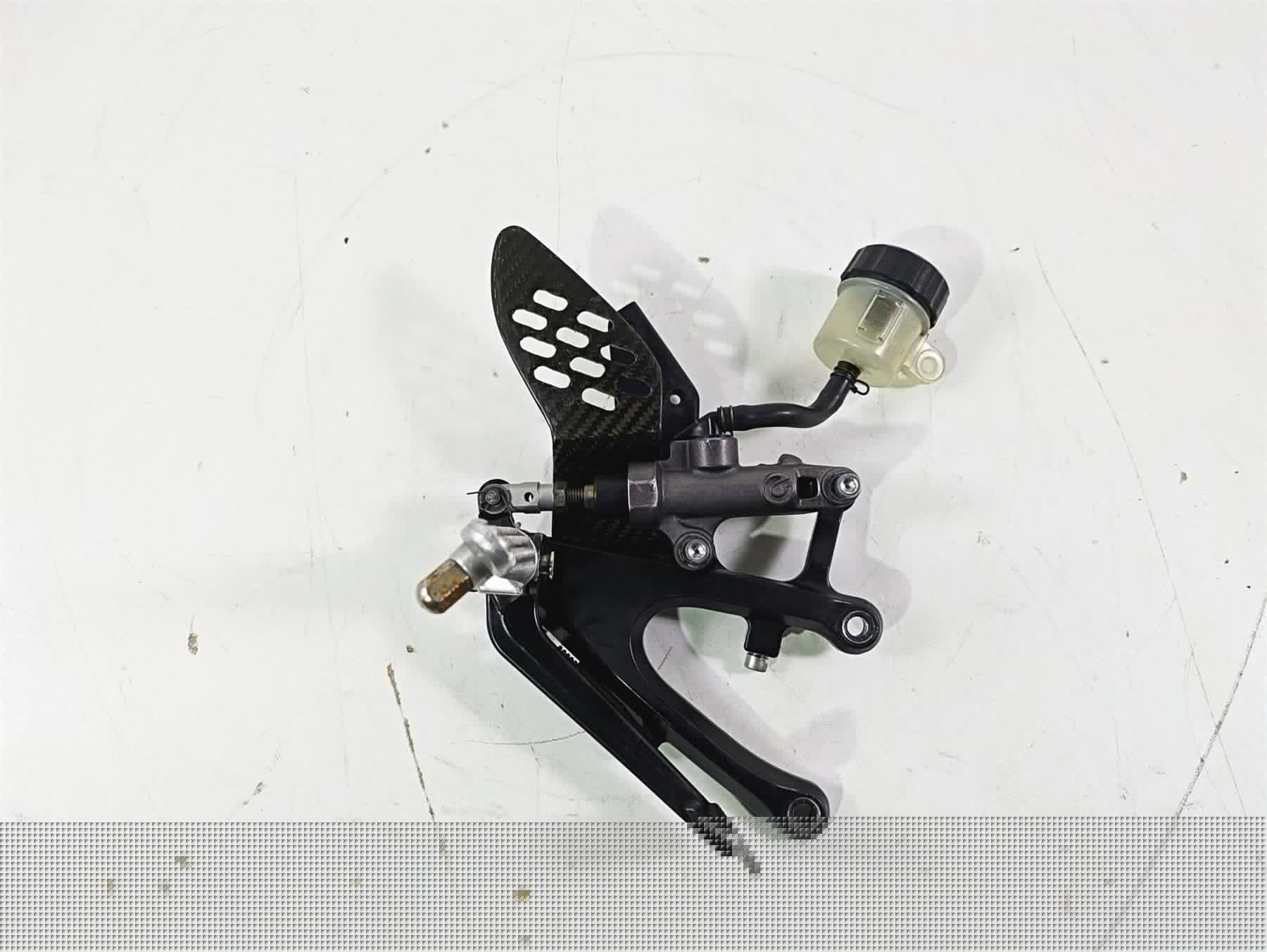 2005 Yamaha YZFR1 YZF R1 Right Footpeg & Master Cylinder Set 5VY-27443-01 - Image 5