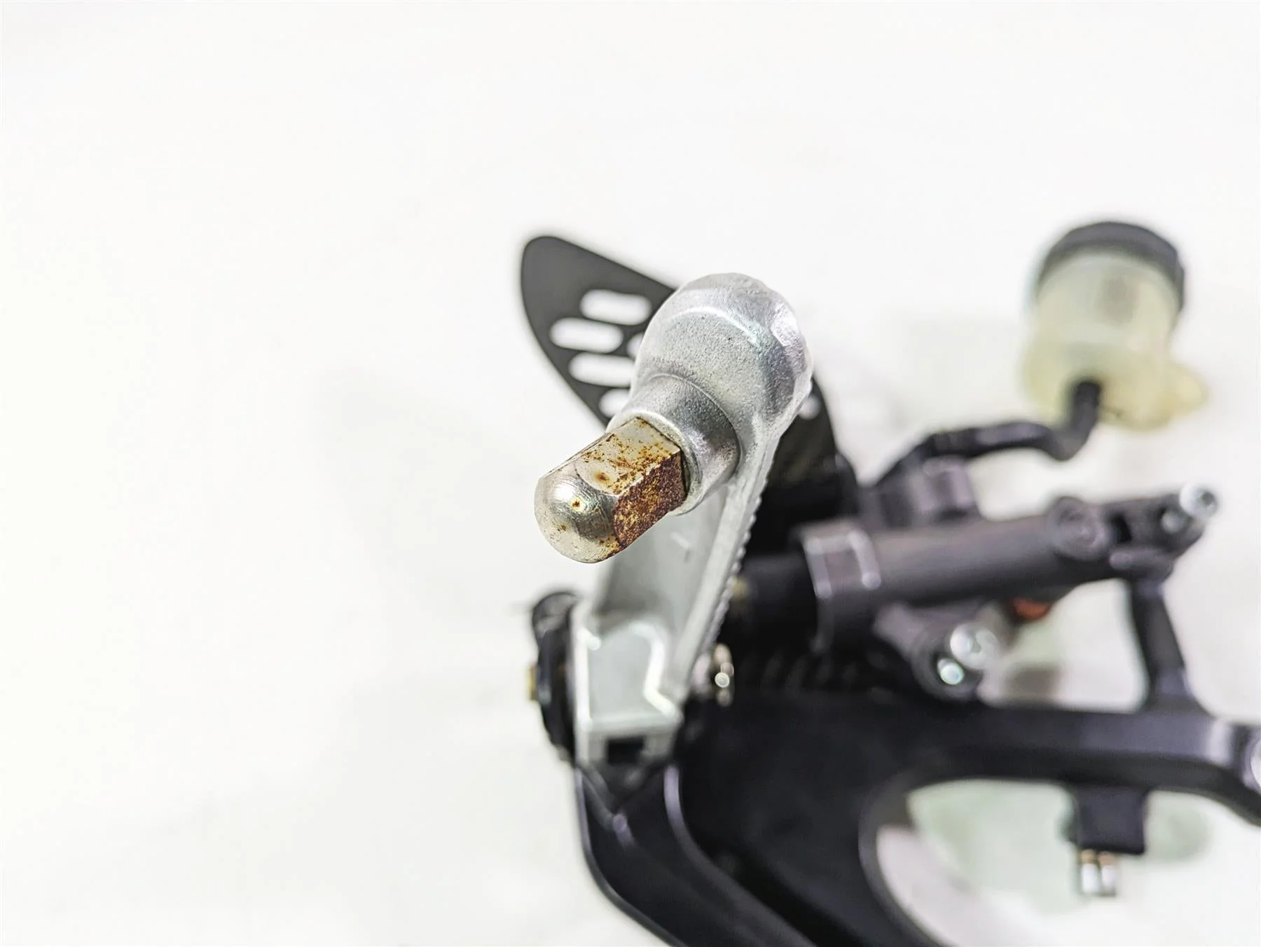 2005 Yamaha YZFR1 YZF R1 Right Footpeg & Master Cylinder Set 5VY-27443-01 - Image 6