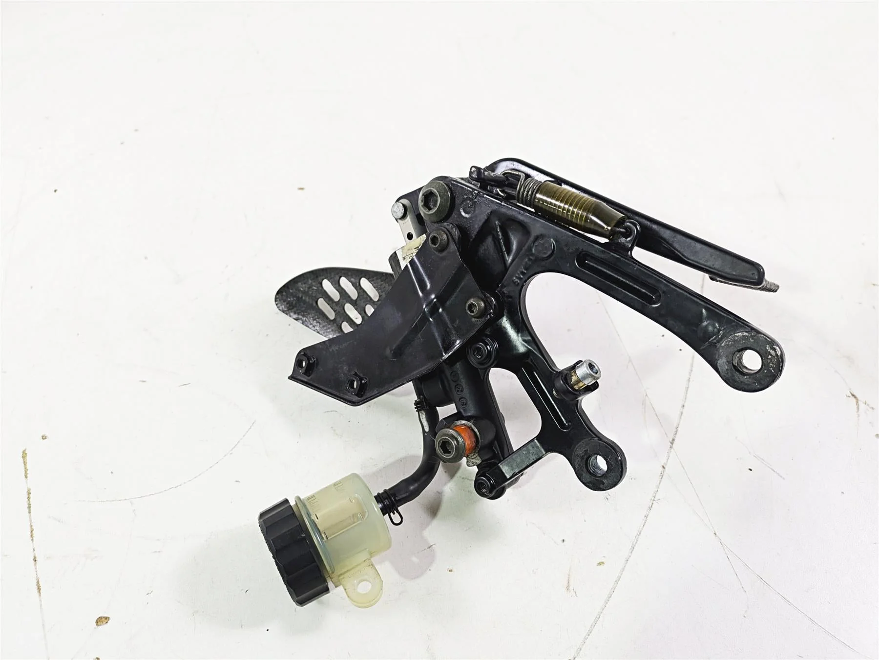2005 Yamaha YZFR1 YZF R1 Right Footpeg & Master Cylinder Set 5VY-27443-01 - Image 9