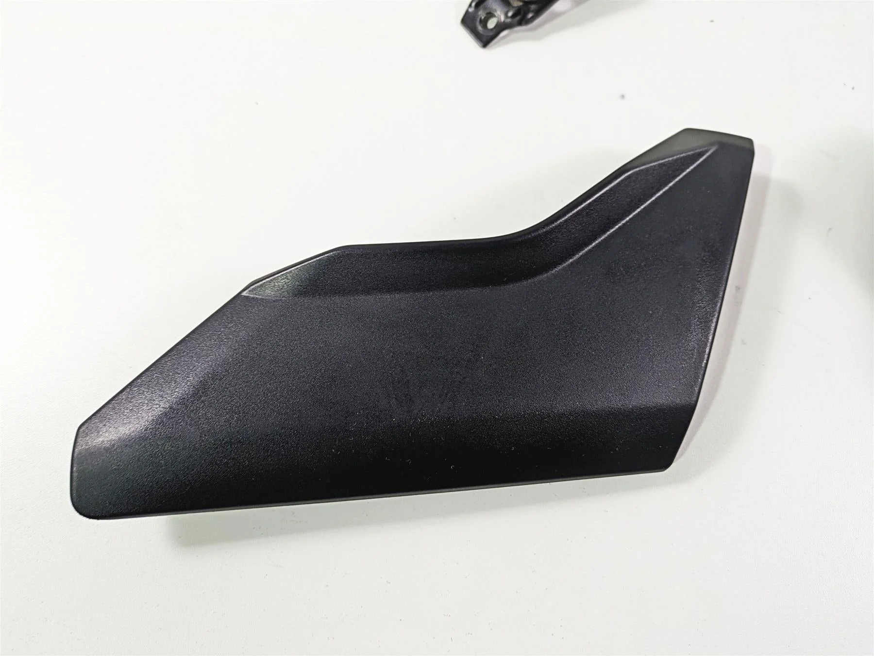 2006 BMW R1200GS K255 Adv Between Leg Side Cover Set 46637698234 46637727269 - Image 4
