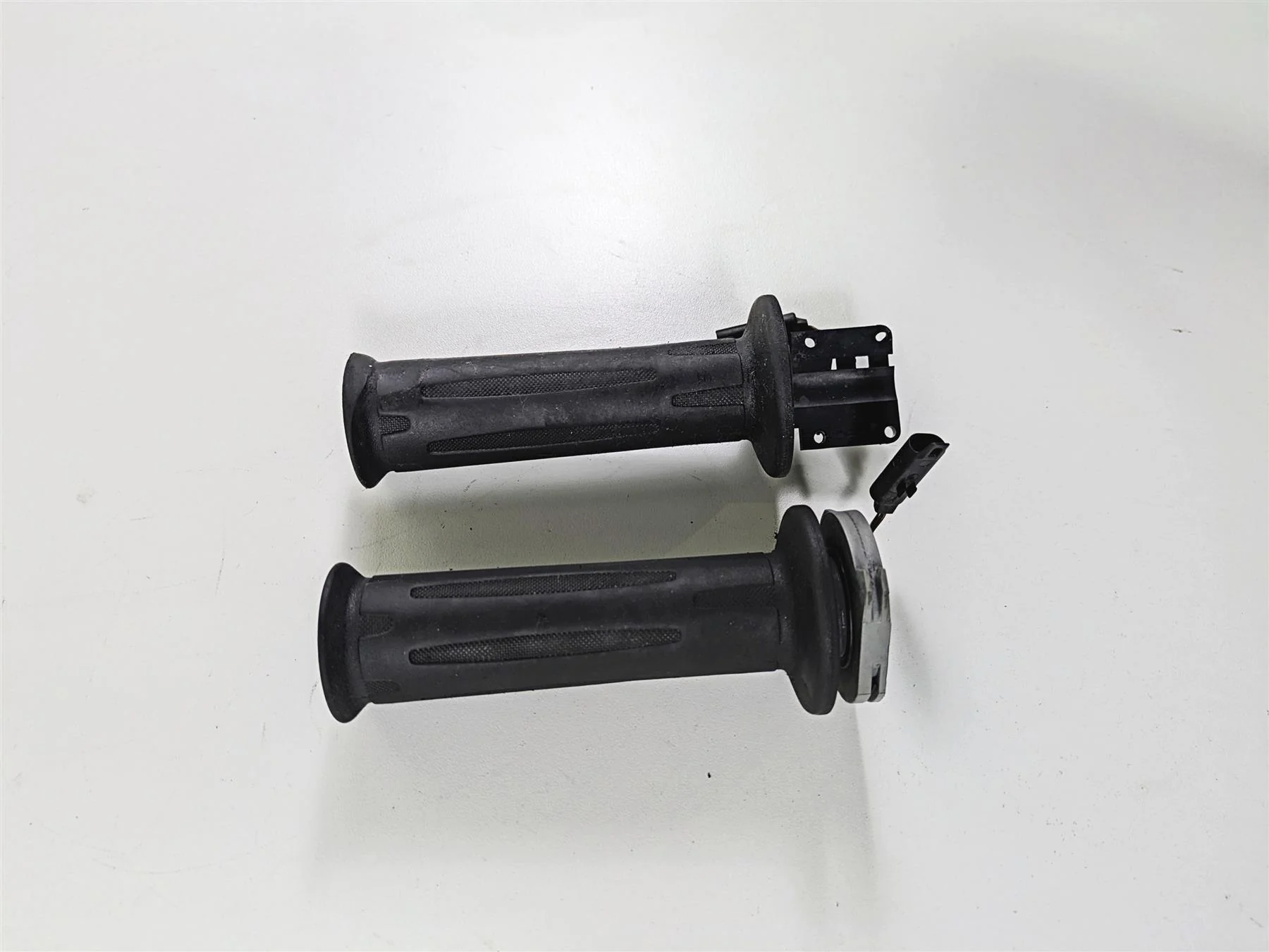 2006 BMW R1200GS K255 Adv Heated Handlebar Grips Set 61317727067 61317695470 - Image 2