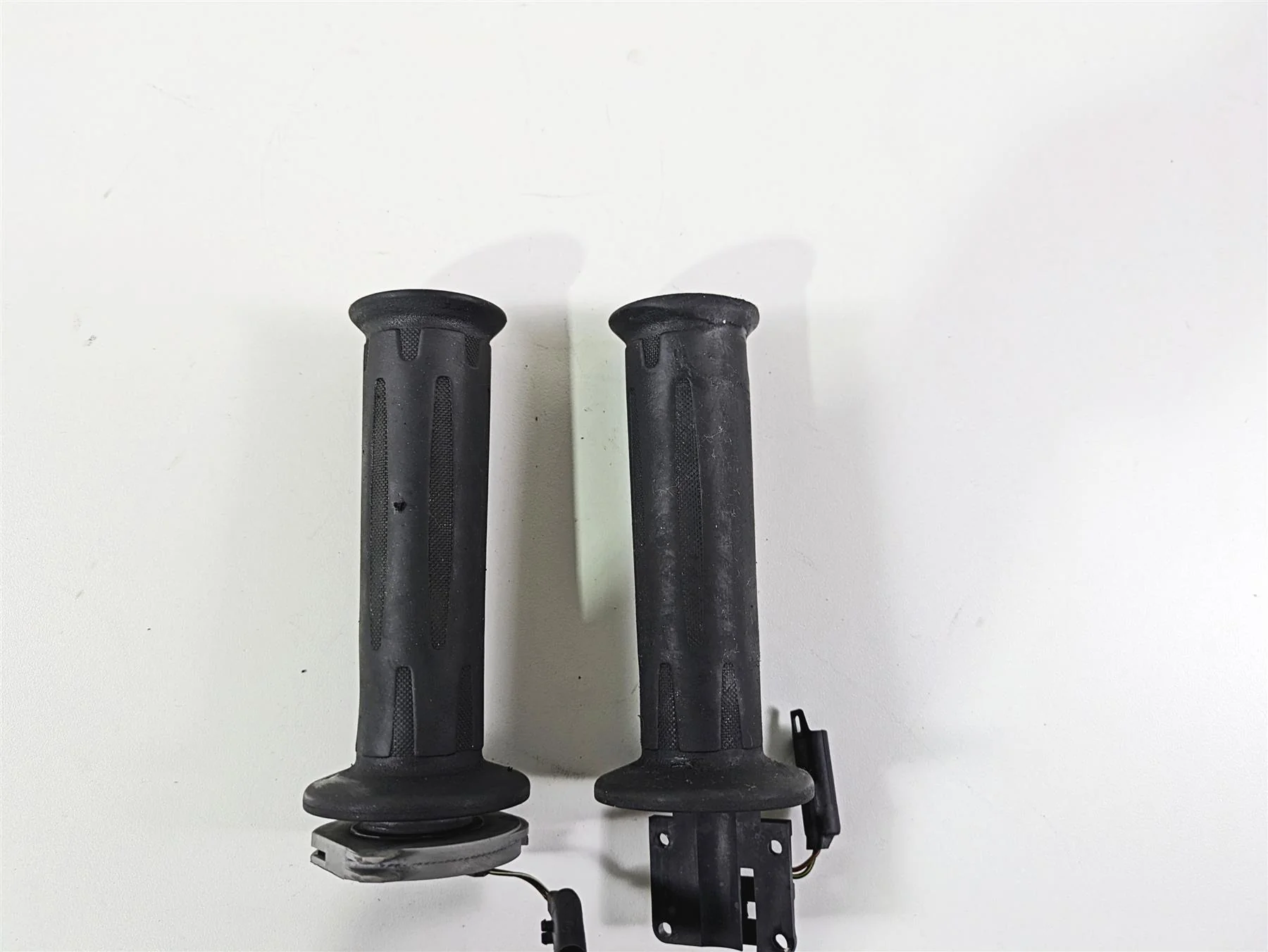 2006 BMW R1200GS K255 Adv Heated Handlebar Grips Set 61317727067 61317695470 - Image 4
