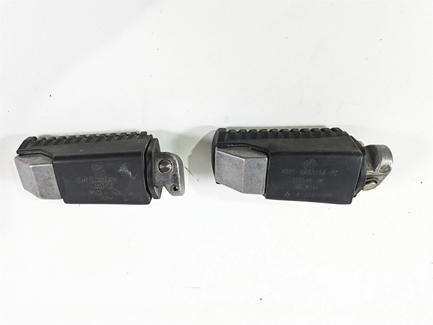 2006 BMW R1200GS K255 Adv Rear Passenger Footpeg Foot Peg Set - Read 46717664225 - Image 12