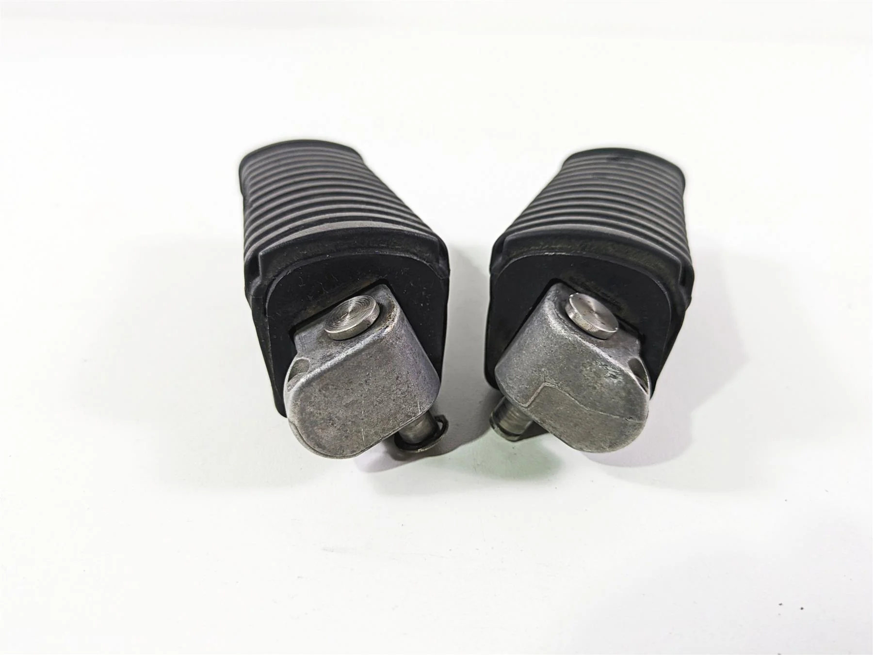 2006 BMW R1200GS K255 Adv Rear Passenger Footpeg Foot Peg Set - Read 46717664225 - Image 9