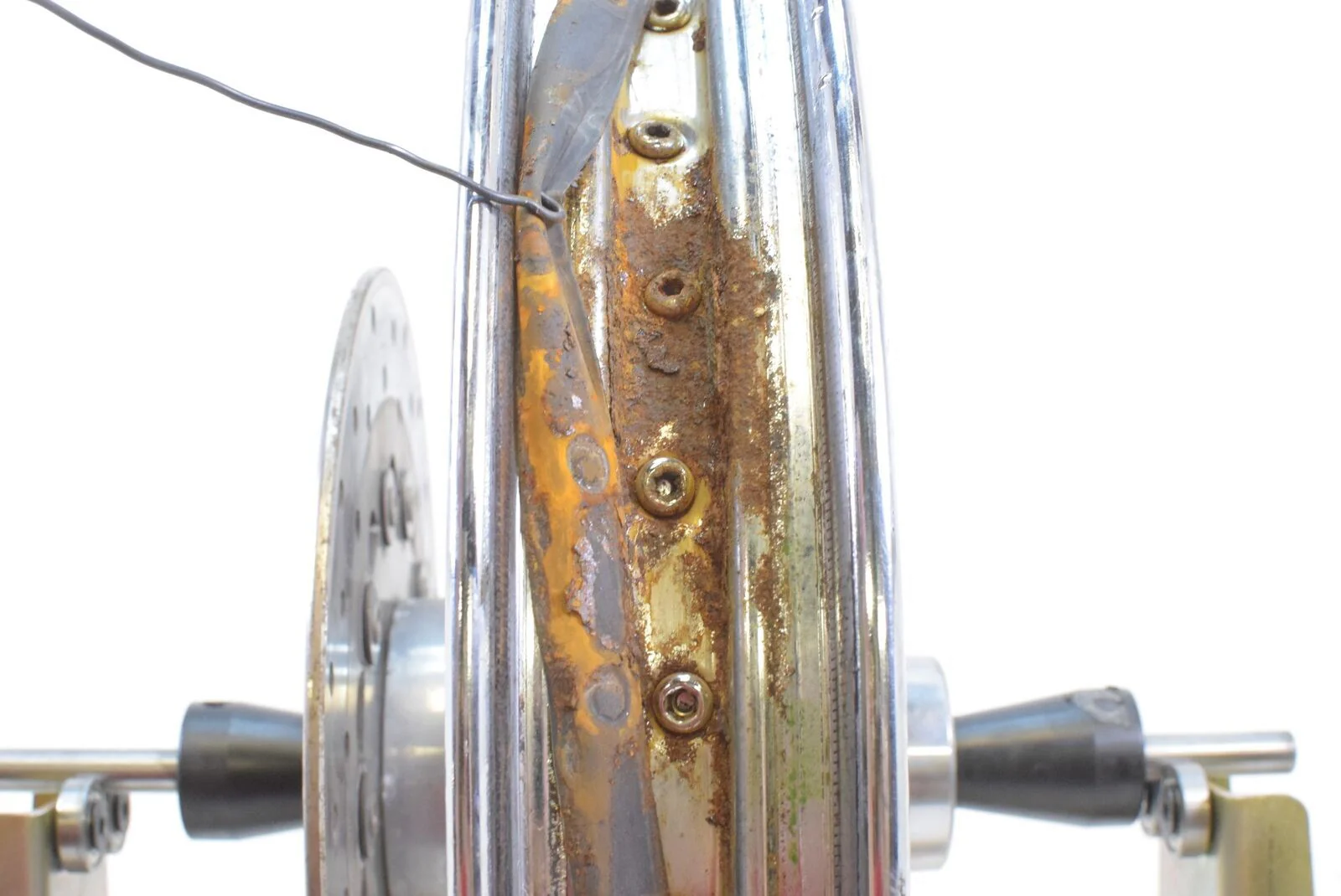 2006 Harley FXDWGI Dyna Wide Glide Strgt Front Wheel Rim 21x2.15 -Rust 43647-06A - Image 5