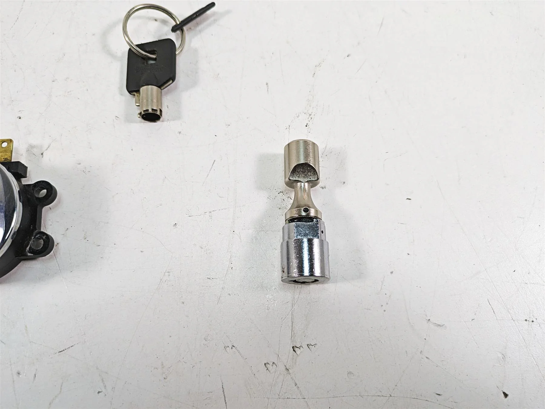 2006 Harley Softail FXSTSI Springer Ignition Switch Steering Lock Key 71450-04 - Image 11