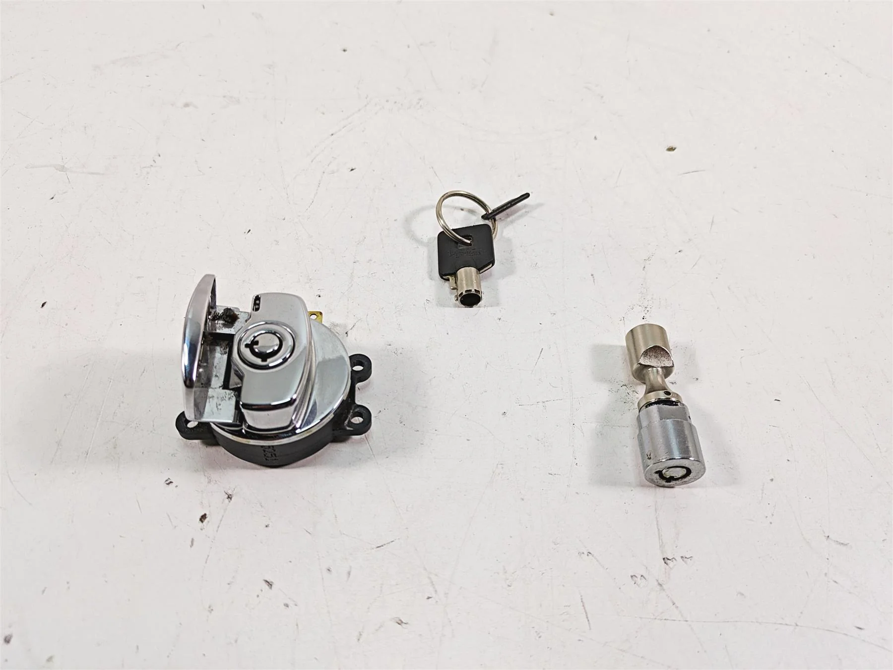 2006 Harley Softail FXSTSI Springer Ignition Switch Steering Lock Key 71450-04 - Image 2