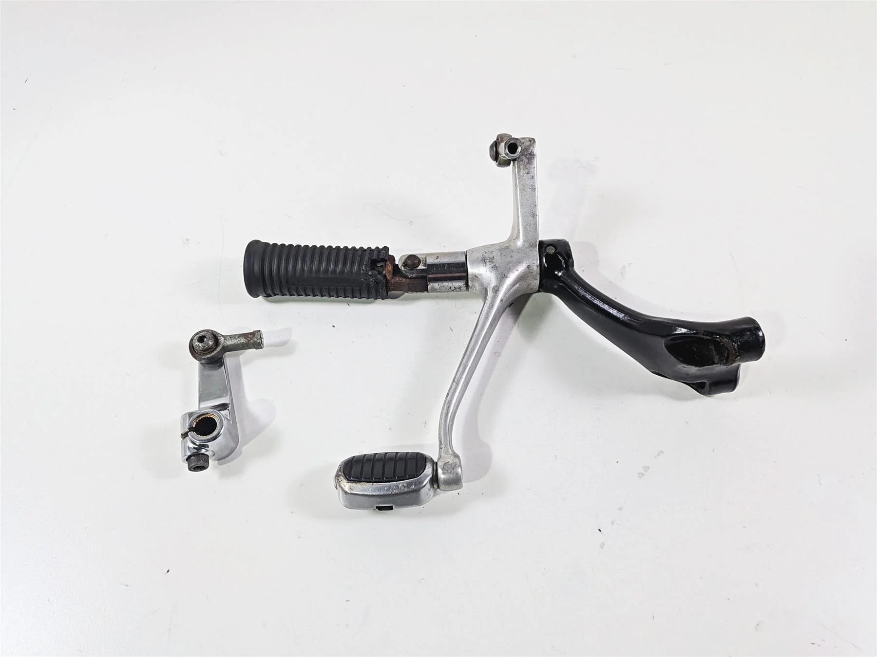 2006 Harley Sportster XL1200 C Front Left Footpeg & Shifter Parts FW 42651-04 - Image 3