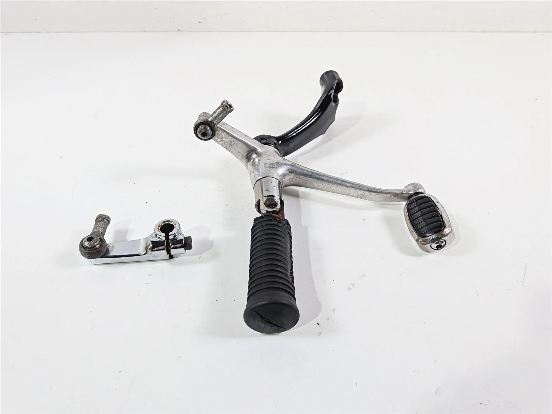 2006 Harley Sportster XL1200 C Front Left Footpeg & Shifter Parts FW 42651-04 - Image 4