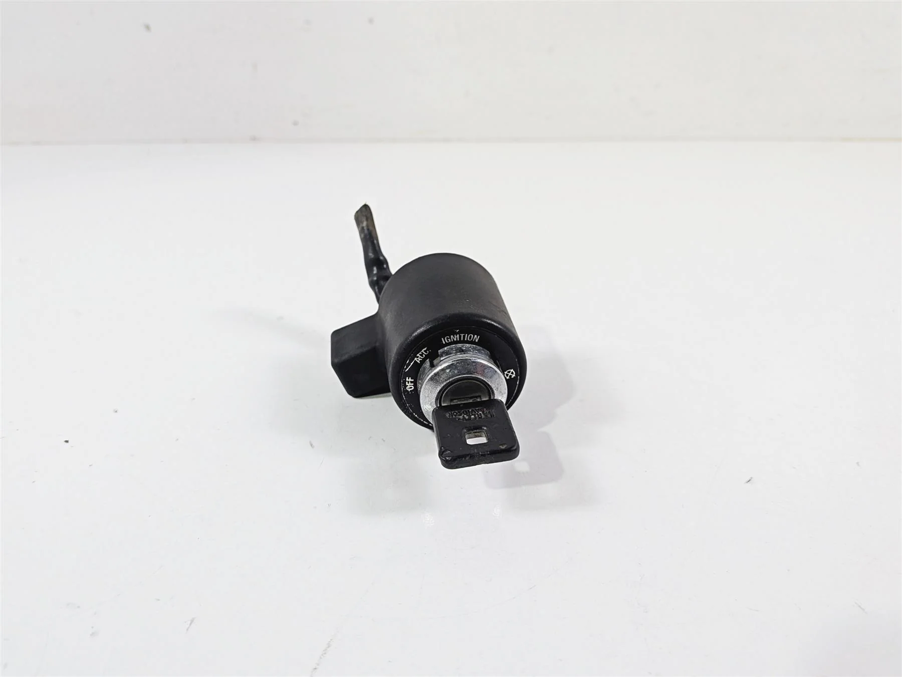 2006 Harley Sportster XL1200 C Ignition Switch + Key Set 71441-94 - Image 2