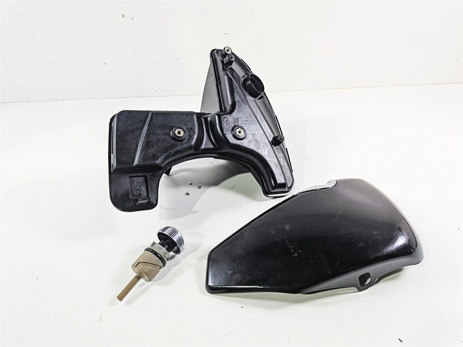 2006 Harley Sportster XL1200 C Oil Tank Reservoir & Dipstick    62888-04B - Image 12