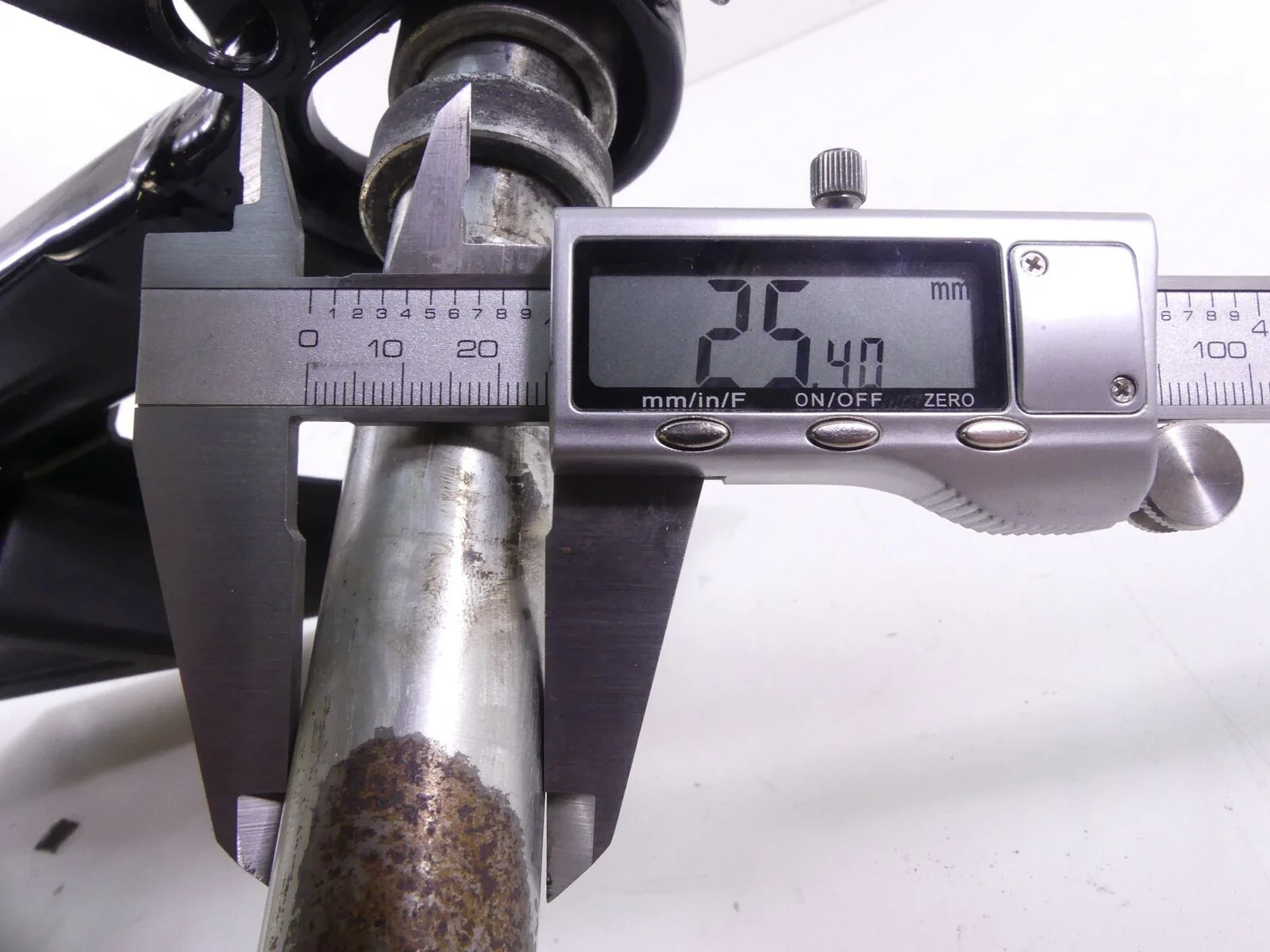 2006 Harley Sportster XL1200 C Rear Swingarm Suspension Fork 1" Axle 47587-05A - Image 11