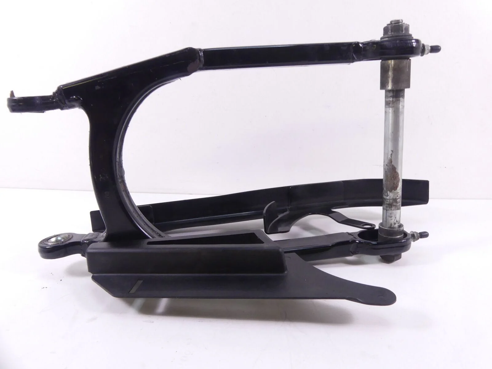 2006 Harley Sportster XL1200 C Rear Swingarm Suspension Fork 1" Axle 47587-05A - Image 5
