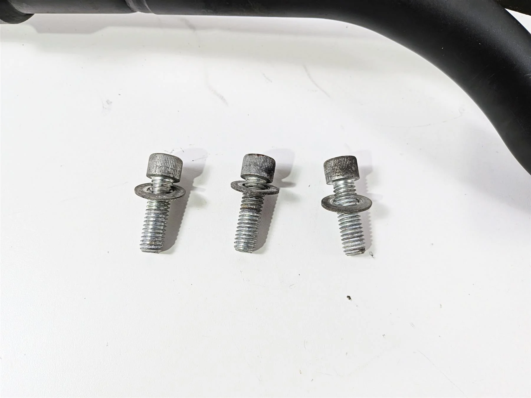 2006 Harley Sportster XL883 Low Exhaust Mount Cross Over Pipe Holder 64855-04 - Image 3