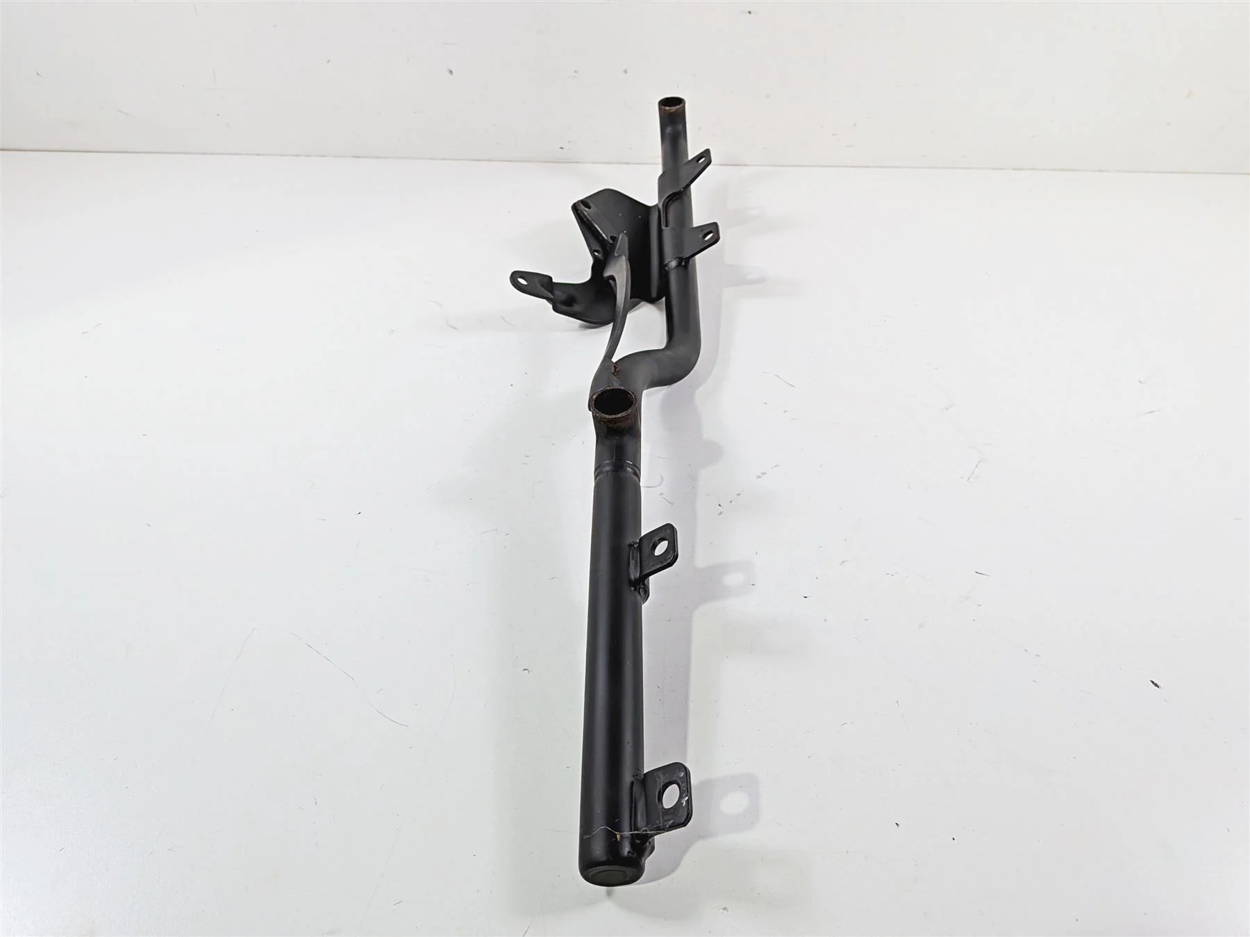 2006 Harley Sportster XL883 Low Exhaust Mount Cross Over Pipe Holder 64855-04 - Image 4