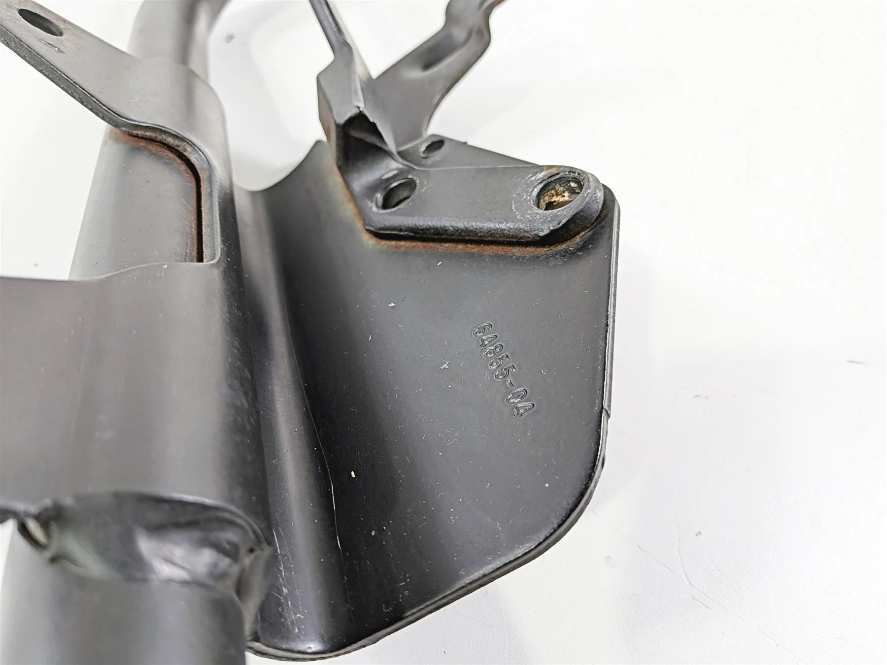 2006 Harley Sportster XL883 Low Exhaust Mount Cross Over Pipe Holder 64855-04 - Image 7