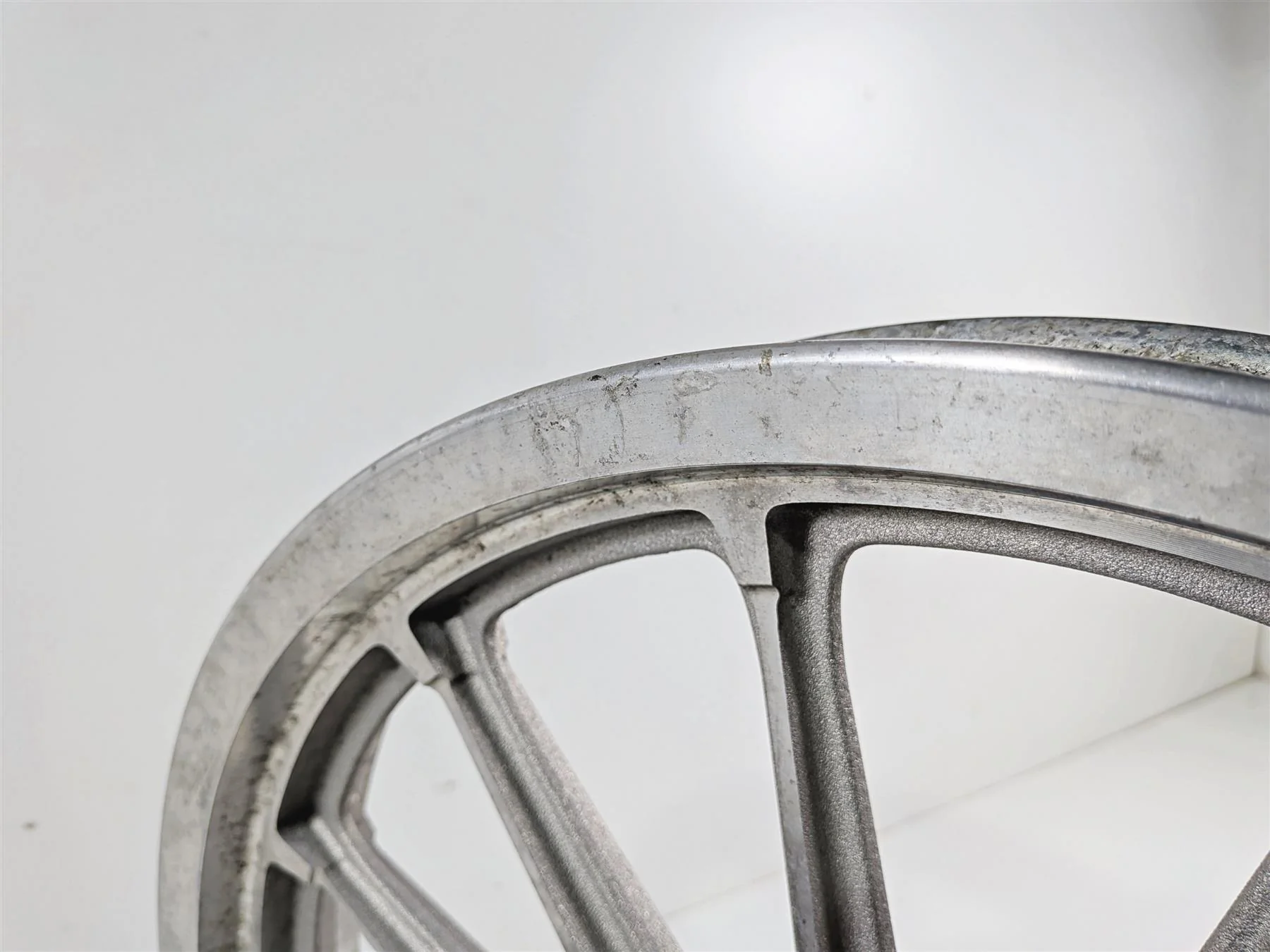 2006 Harley Sportster XL883 Low Front Wheel Rim 19x2.15 13 Spoke 43499-00A - Image 10
