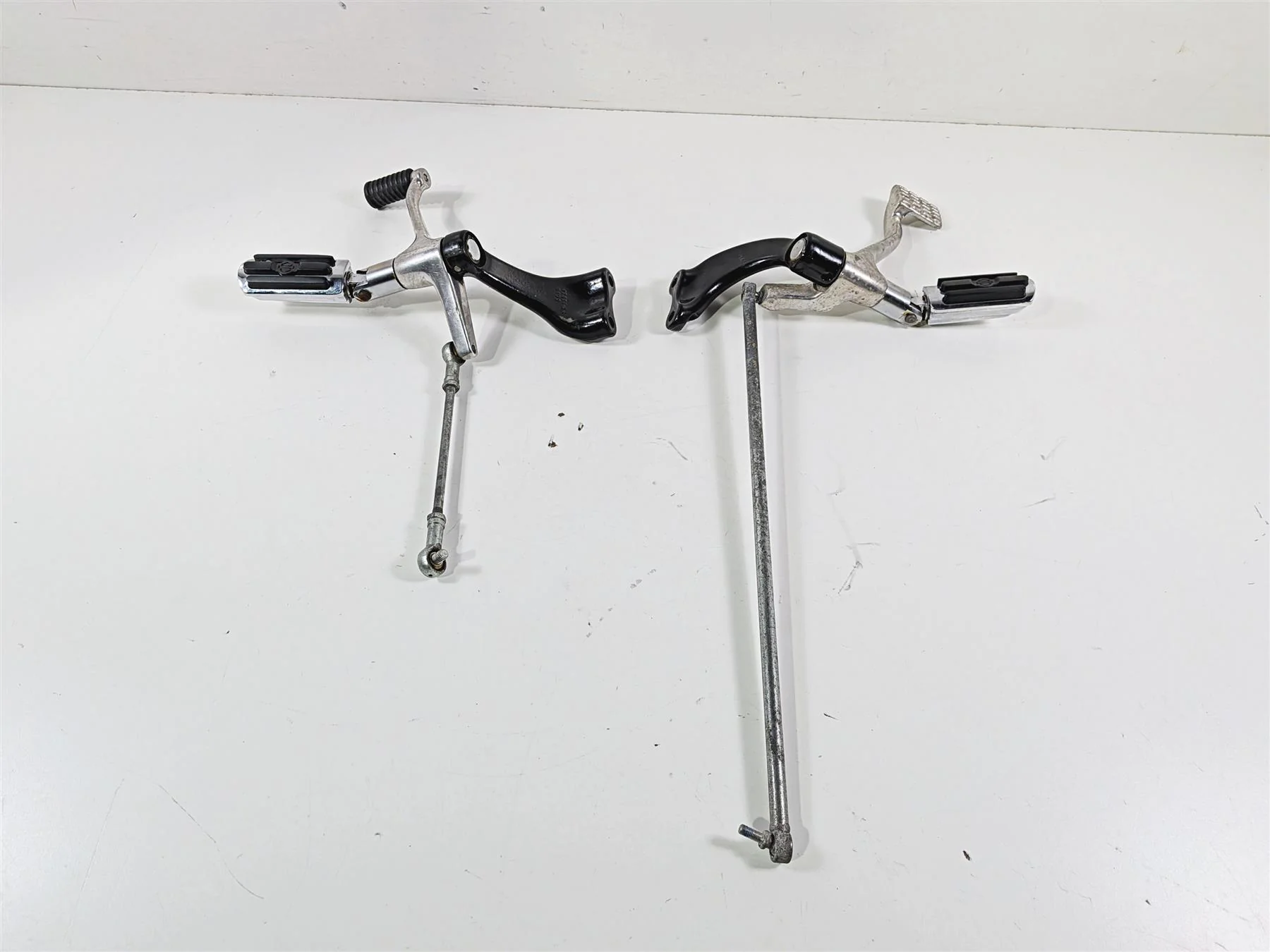 2006 Harley Sportster XL883 Low Left Right Front FW Foot Control Set 42651-04 - Image 7