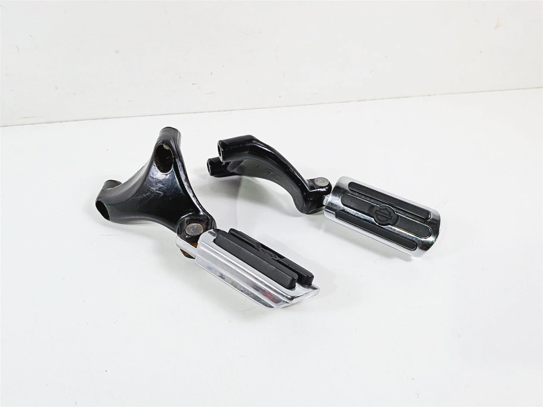 2006 Harley Sportster XL883 Low Passenger Foot Peg Set Chrome 49314-04 49315-04