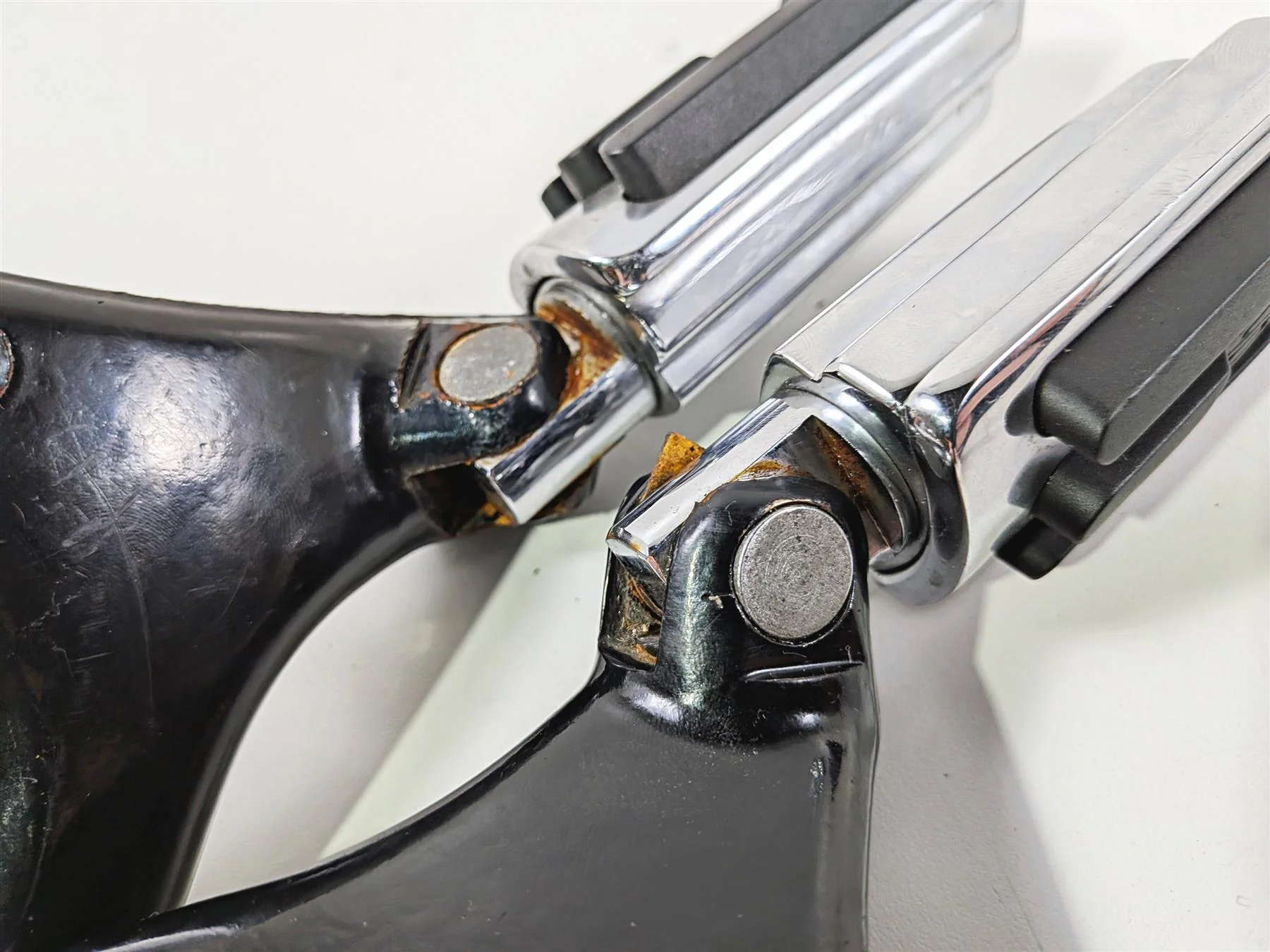 2006 Harley Sportster XL883 Low Passenger Foot Peg Set Chrome 49314-04 49315-04 - Image 10