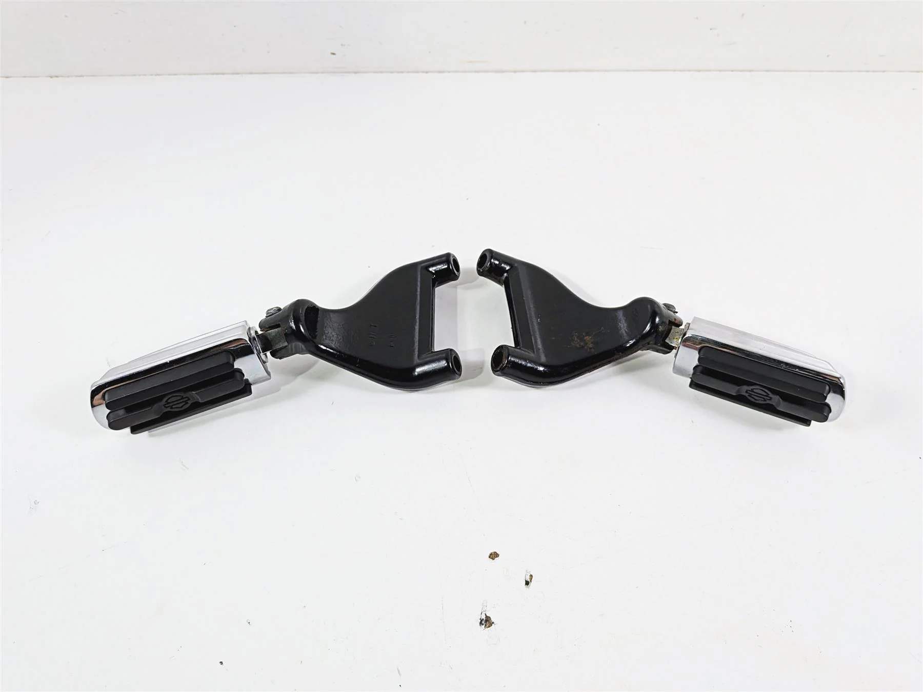 2006 Harley Sportster XL883 Low Passenger Foot Peg Set Chrome 49314-04 49315-04 - Image 2