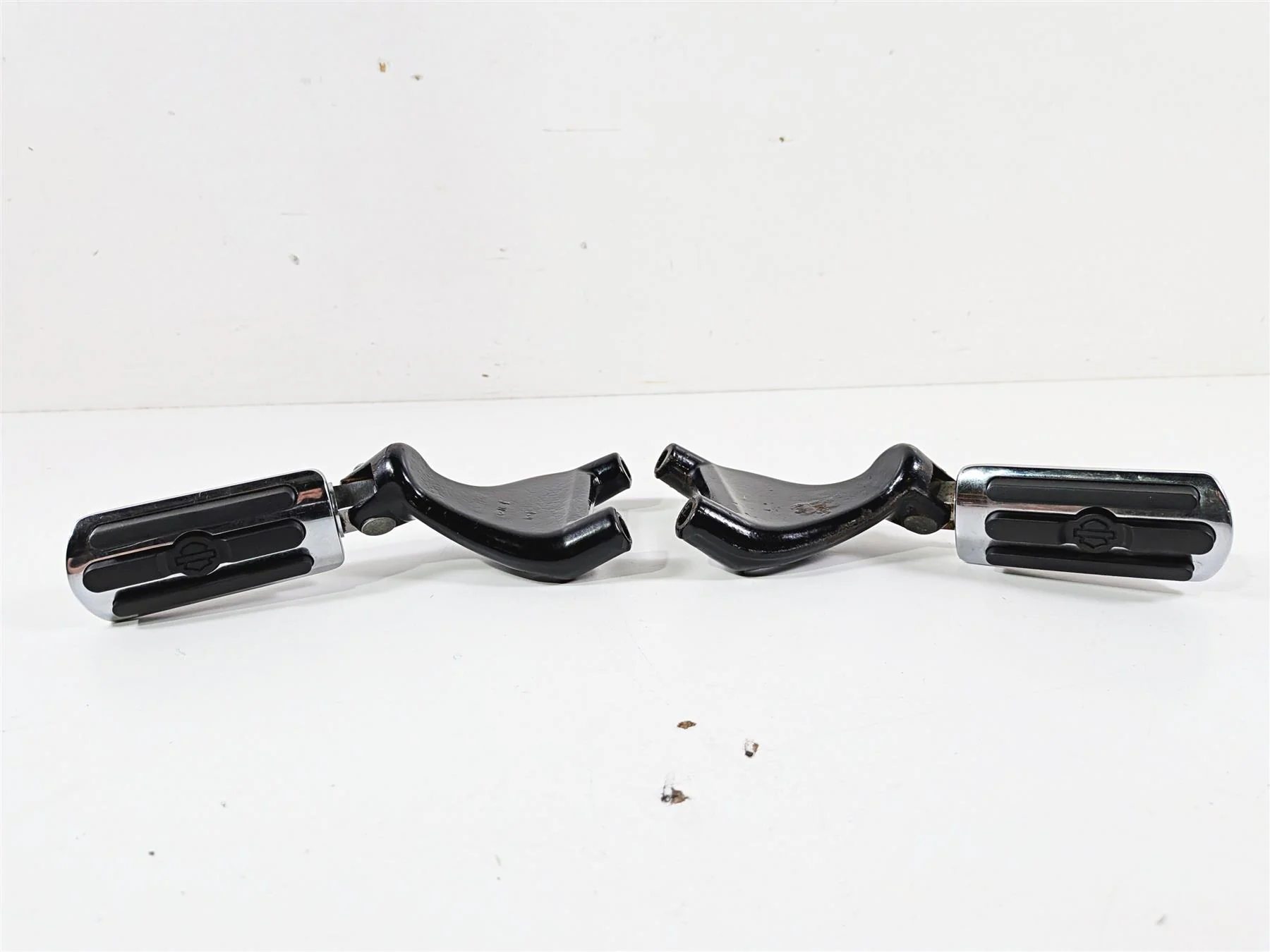 2006 Harley Sportster XL883 Low Passenger Foot Peg Set Chrome 49314-04 49315-04 - Image 3